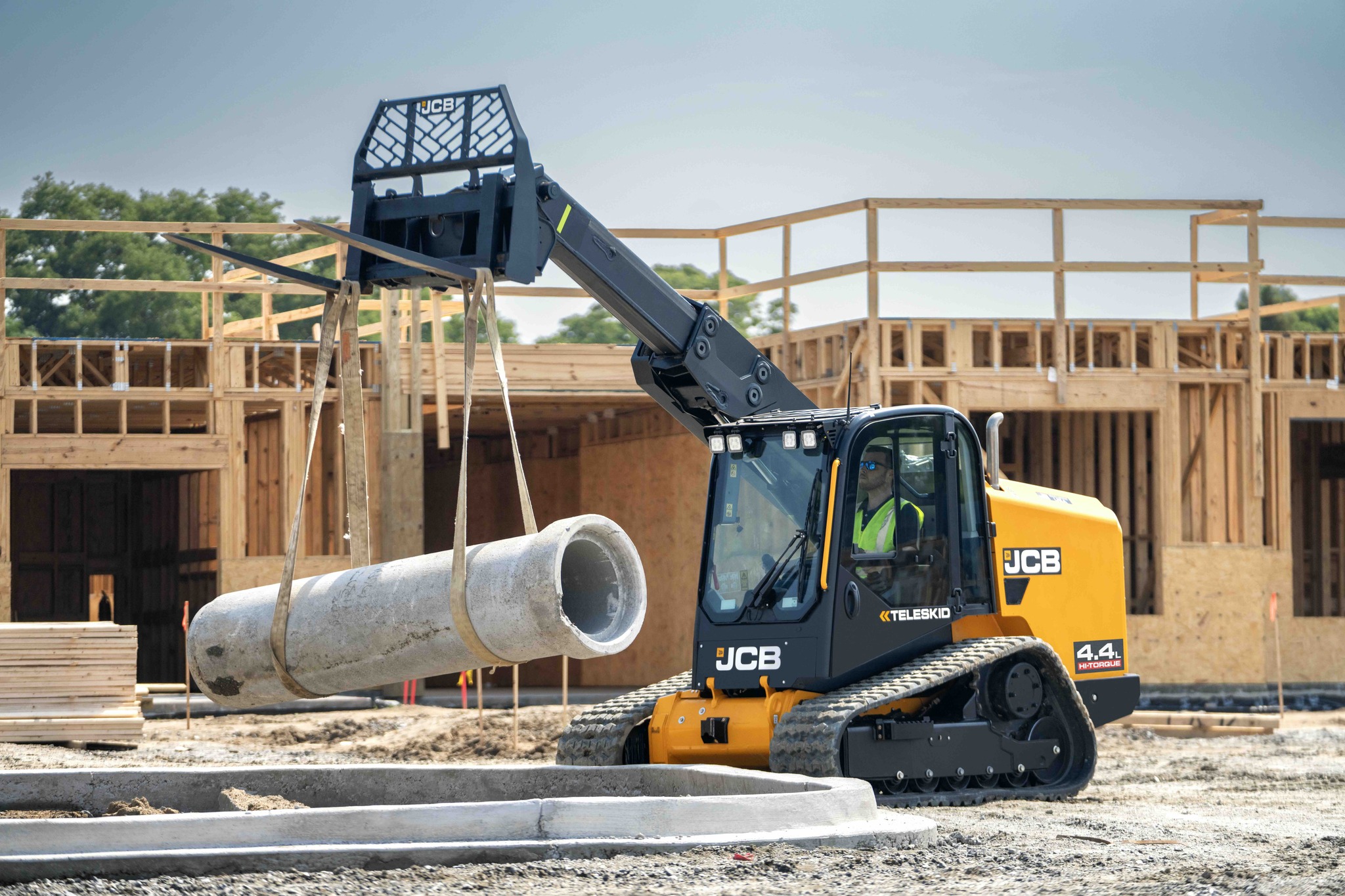 Il costruttore britannico va ad occupare una posizione di mercato del tutto unica sul mercato con la nuova 4TS-8T