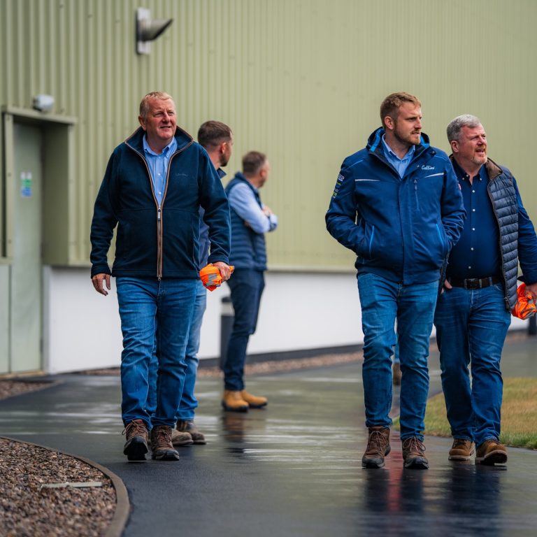 JCB è riuscita a fornire gli escavatori Serie X alla famiglia Collins