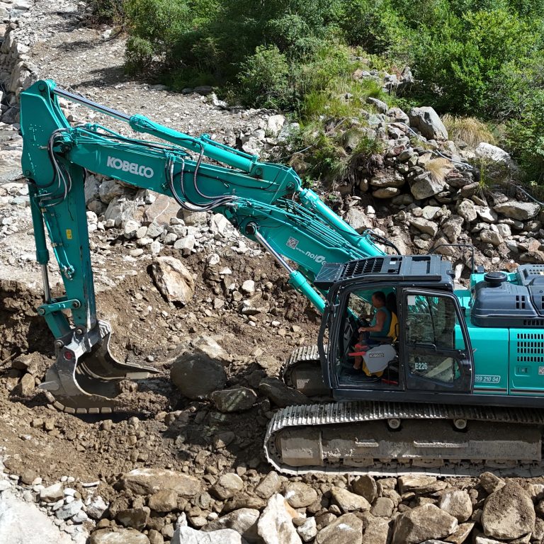 KOBELCO con l'SK350 punta sulla triplice articolazione su una macchina da 40 tonnellate