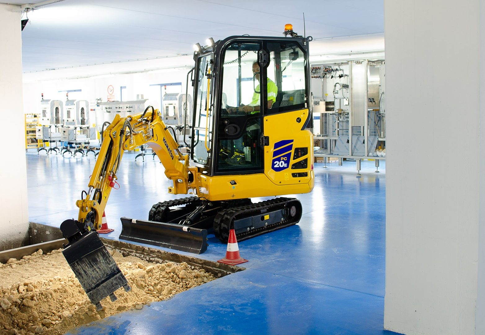 KOMATSU punta ad un target allargato con il nuovo PC20E-6