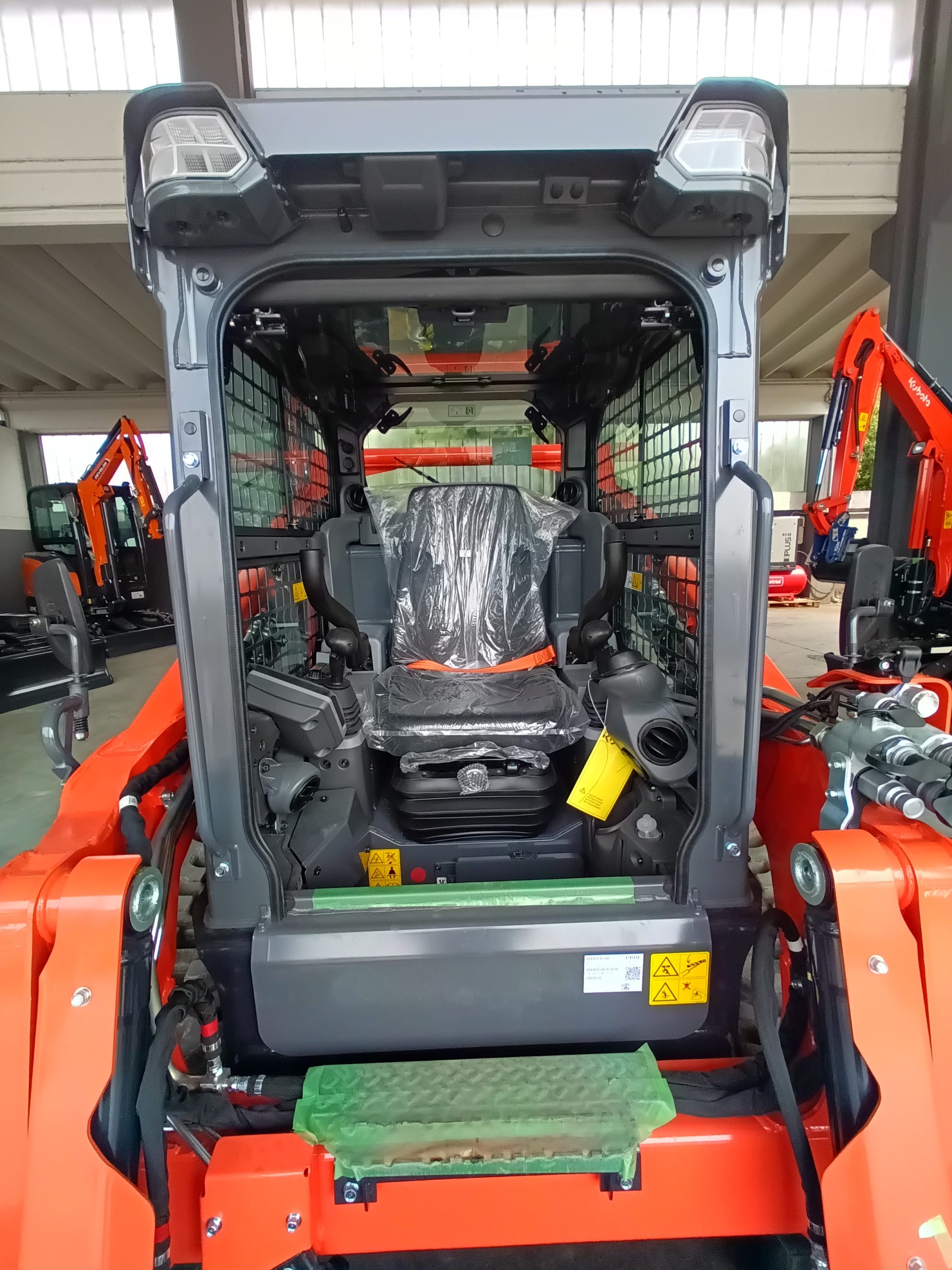La cabina della Kubota SVL75-3 riprende il design tipico dei mini e midi del player