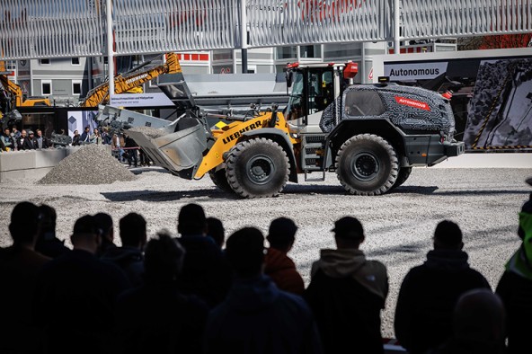 La pala gommata a guida autonoma è stata vista a Bauma 2025