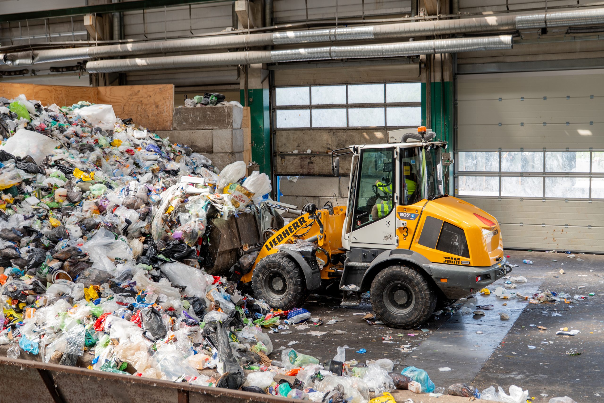 Liebherr fornisce anche la possibilità di avere un doppio modulo di batterie al Litio per la L 507 E