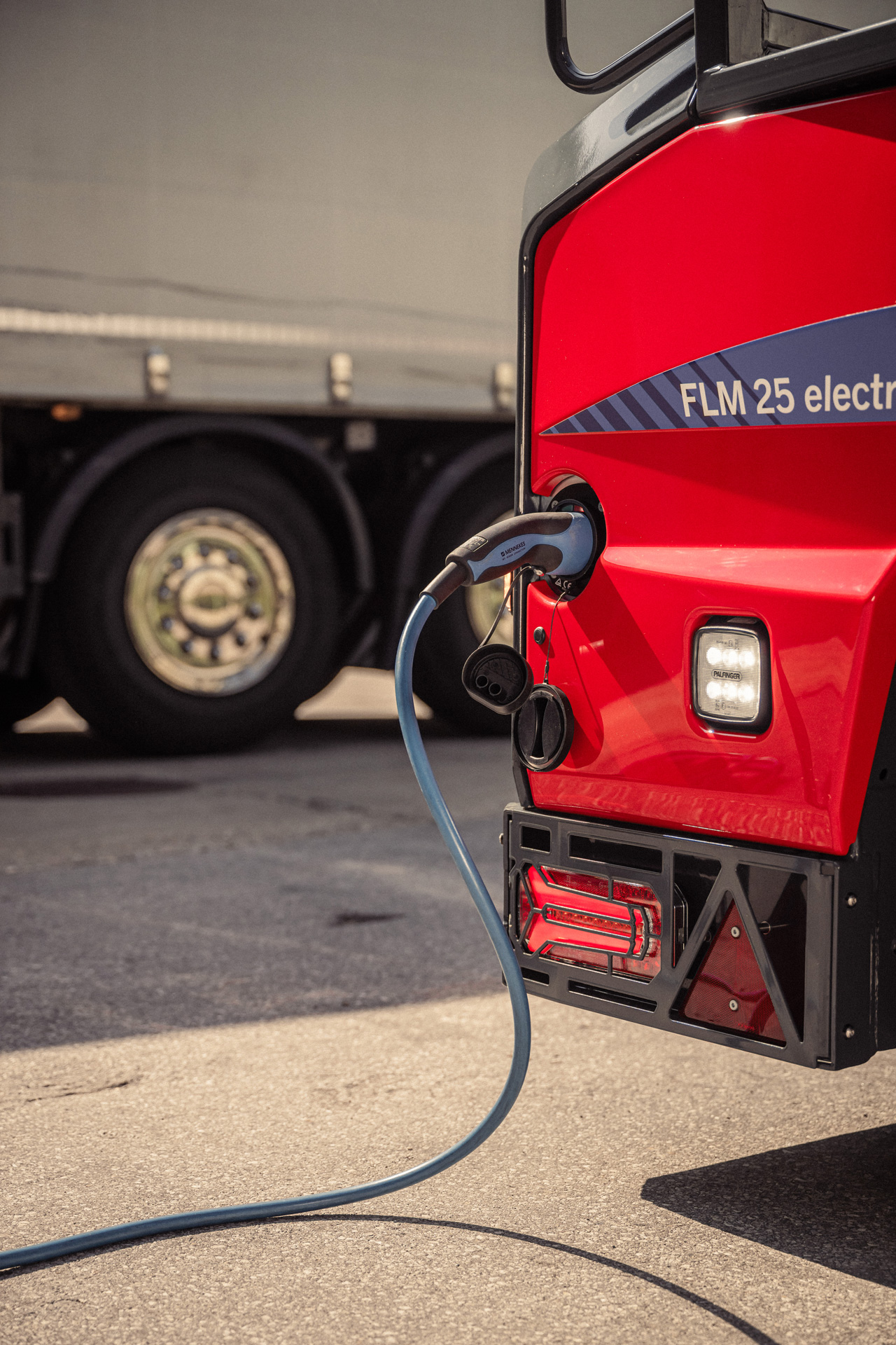 PALFINGER propone anche la versione elettrificata del suo FLM 25
