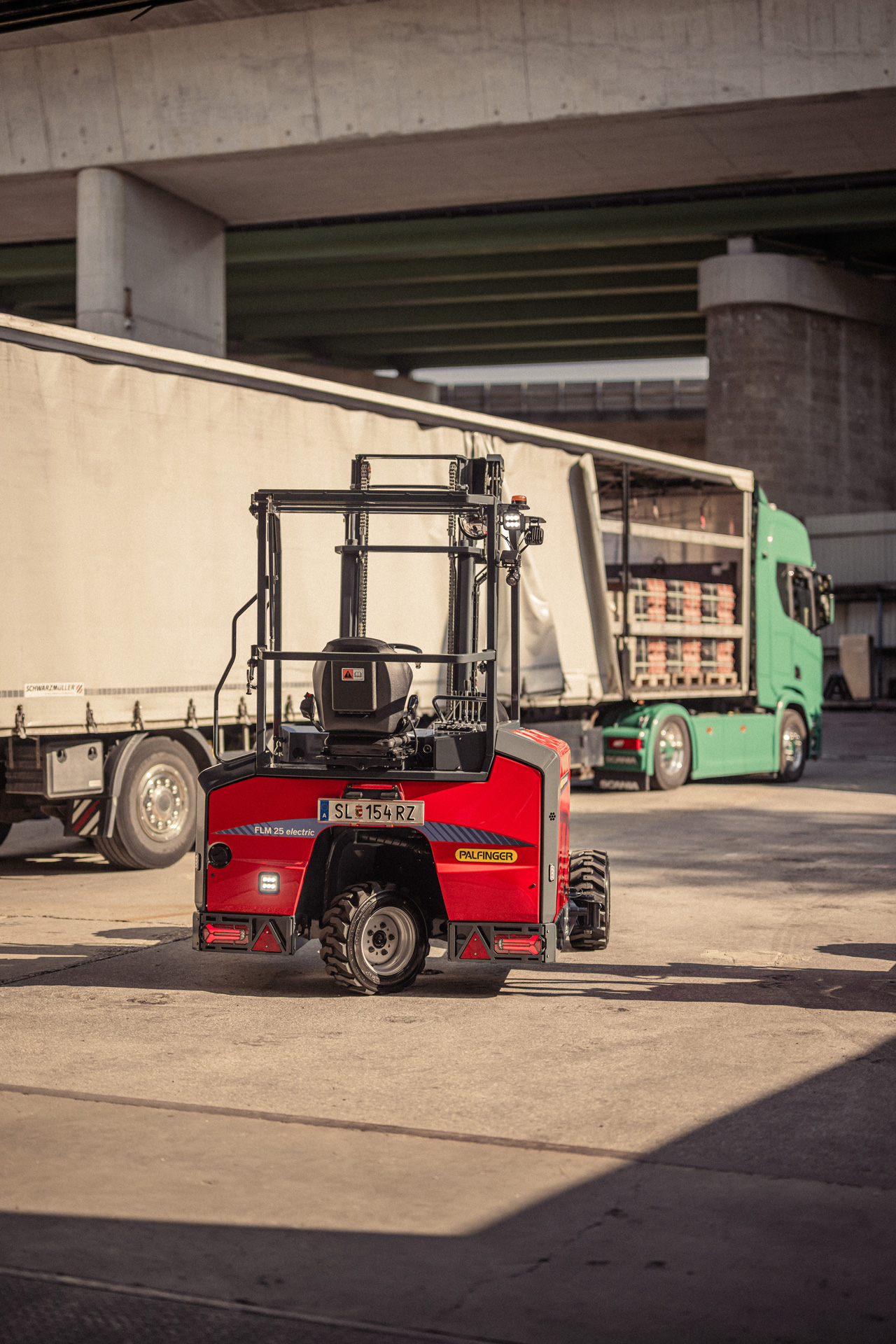 PALFINGER ha presentato il nuovo carrello elevatore su autocarro con sedile centrale