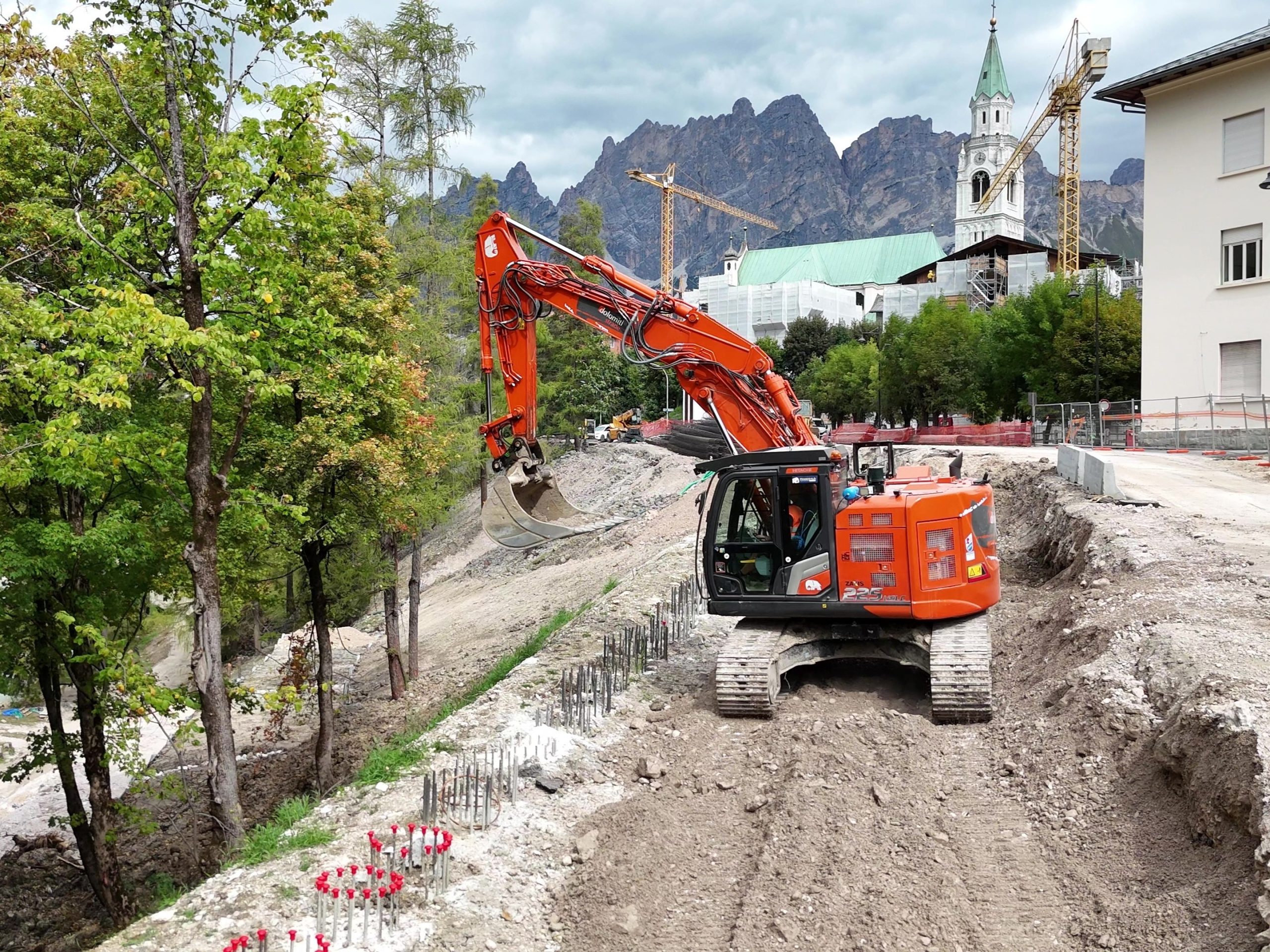 Lo ZX225USLC-7 è una macchina compatta ma altamente produttiva