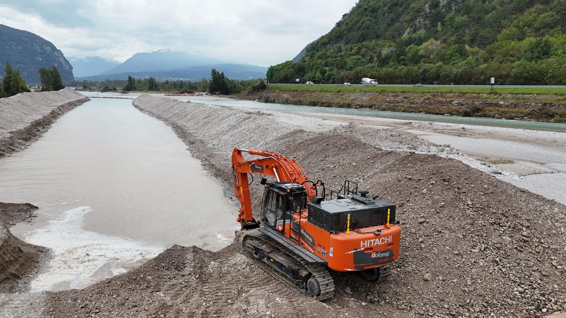 Hitachi presidia la fascia delle 50 ton con lo ZX530LCH-7