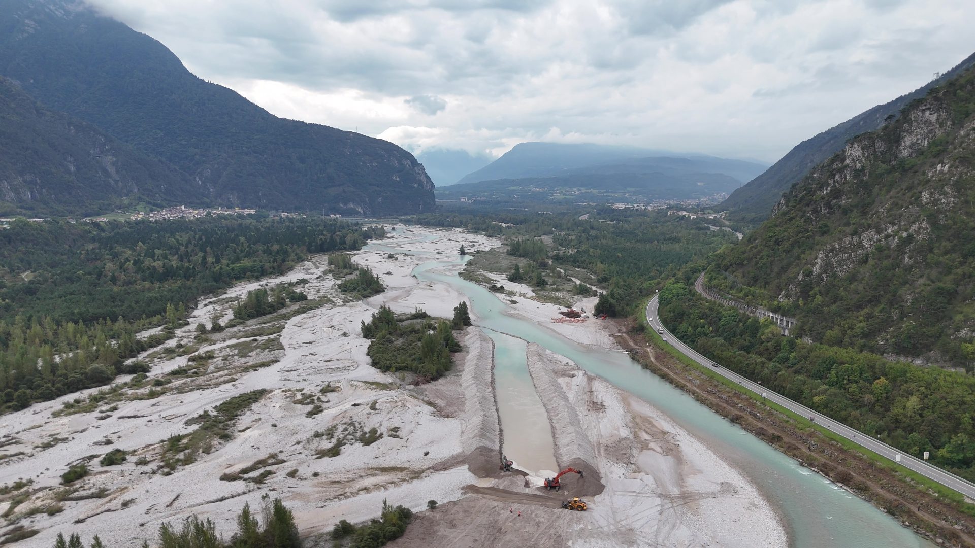 Dolomiti Strade sta operando nel fiume Piave in corrispondenza di Longarone