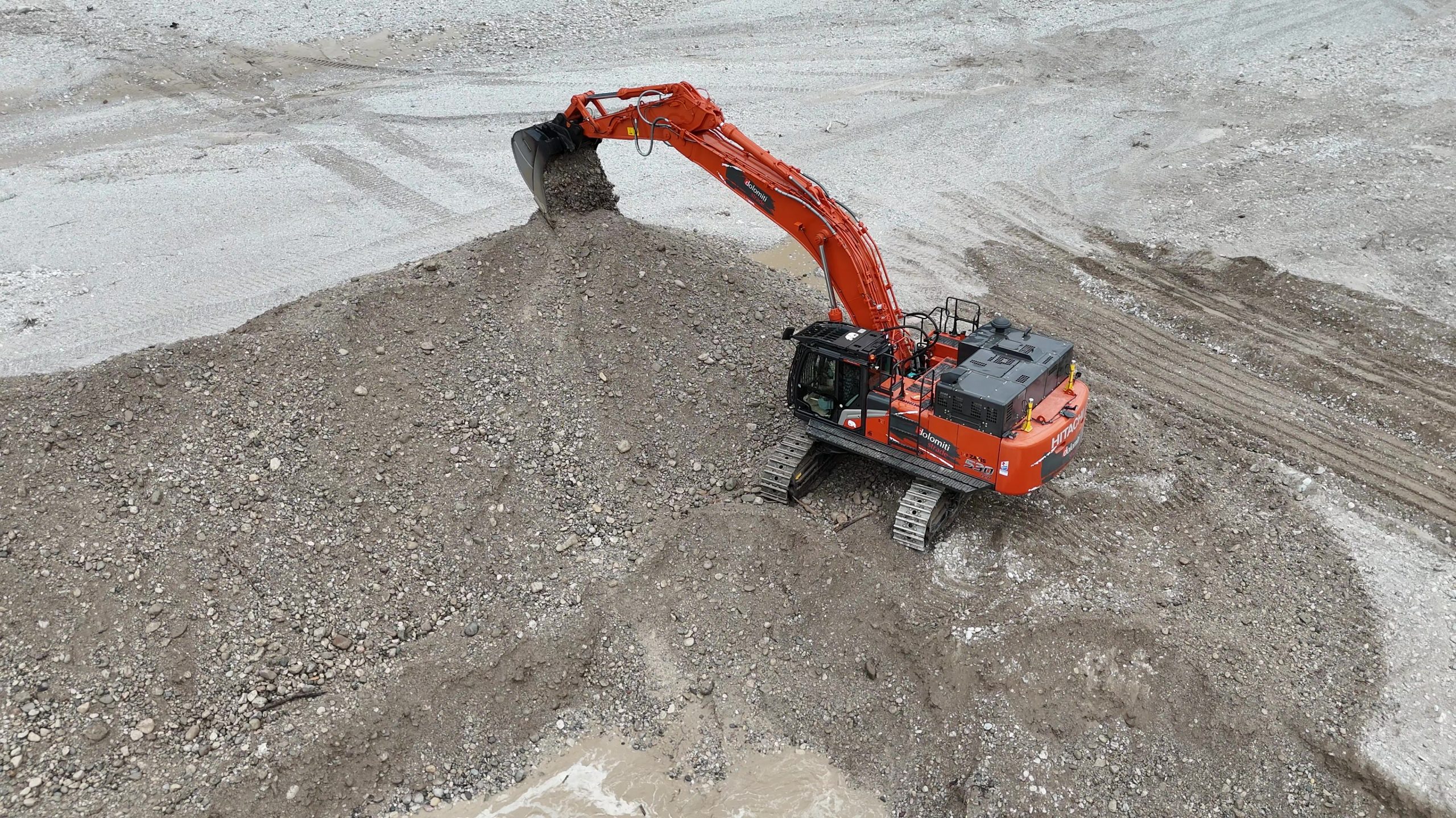 Dolomiti Strade utilizza l'escavatore Hitachi ZX530LCH-7 nel cantiere di Longarone
