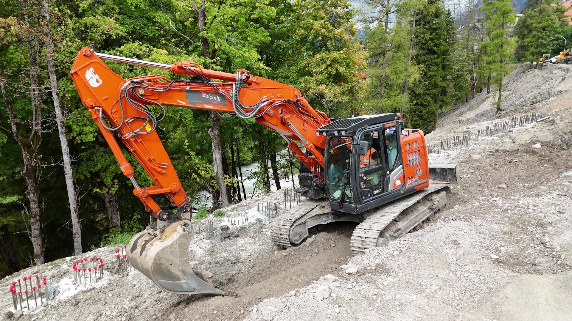 Lo short-radius Hitachi ZX225USLC-7 è in grado di operare in modo sicuro in cantieri urbani