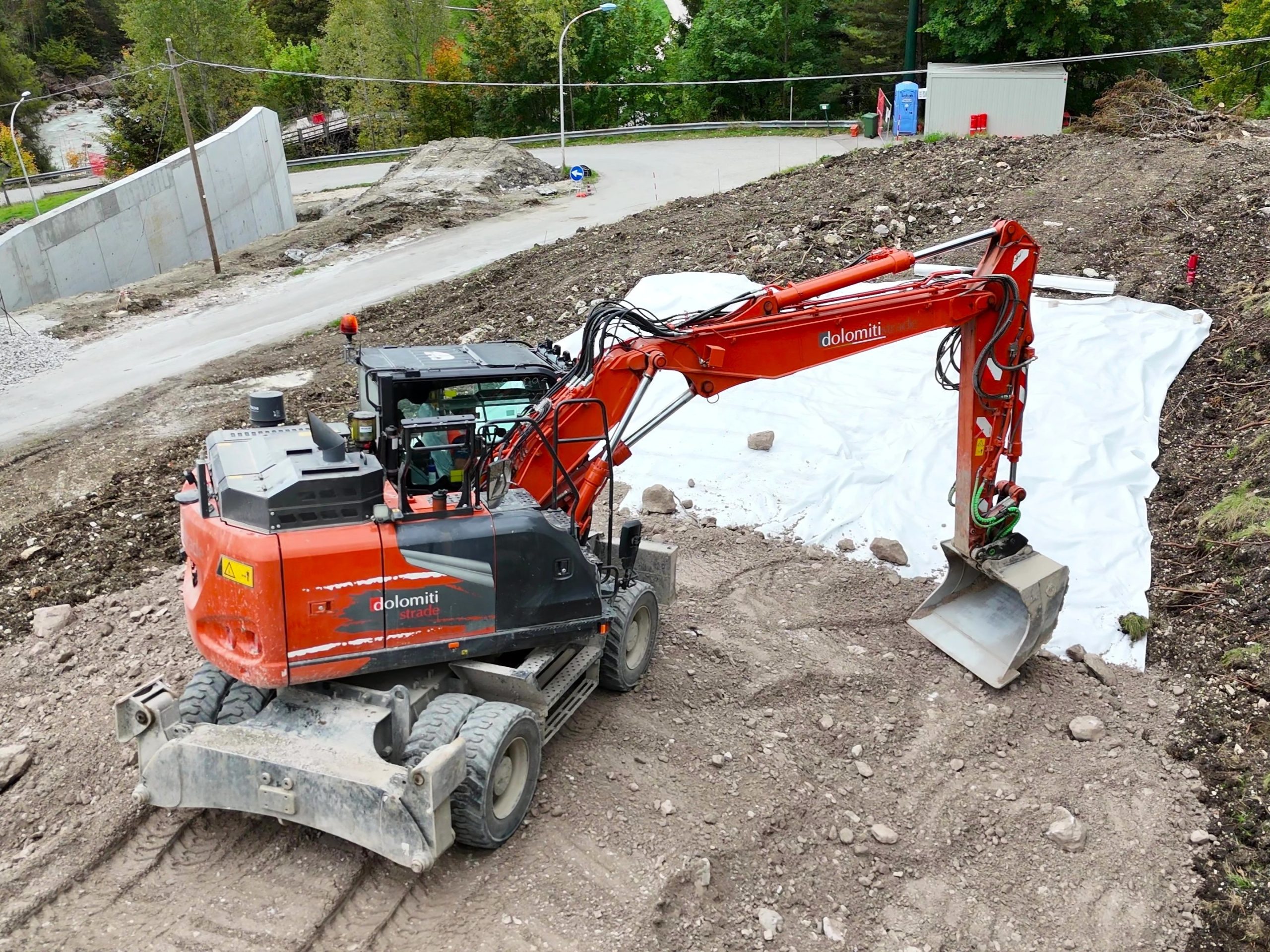 Il gommato ZX155W-7 è fondamentale per i cantieri aziendali di urbanizzazione