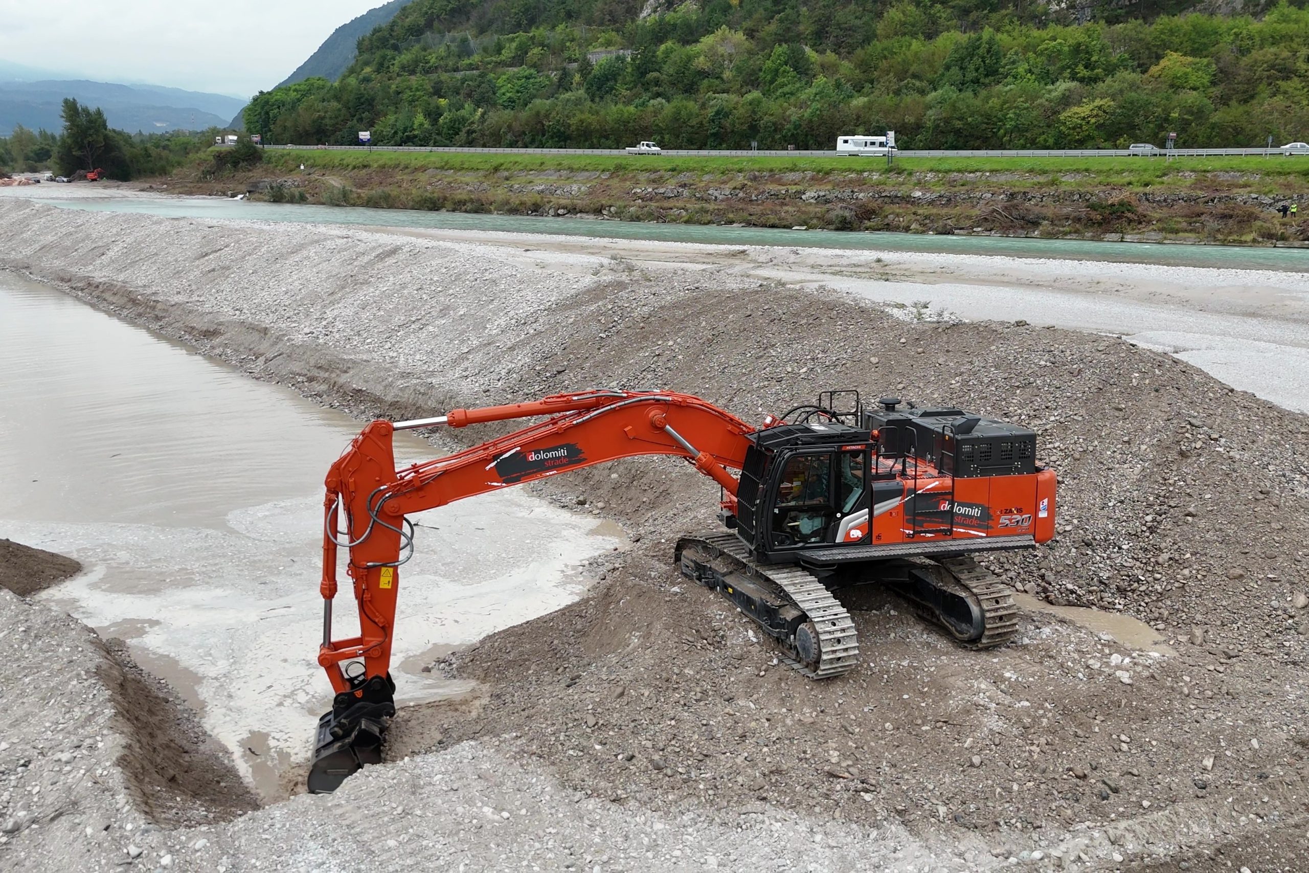 HITACHI è presente in forze nel parco macchine della Dolomiti Strade