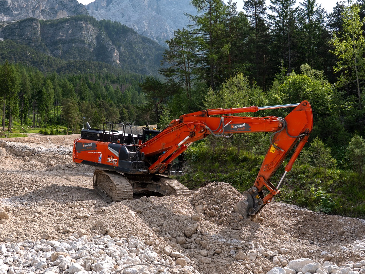 HITACHI è arrivata per la prima volta in Dolomiti Strade con lo ZX300LCN-7
