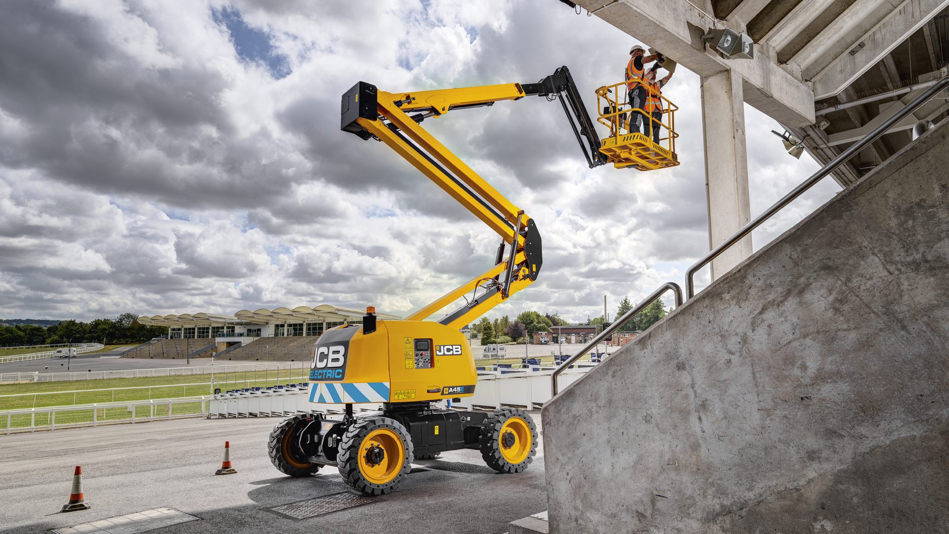 JCB espone al GIS con EA Group con anche le PLE a braccio articolato