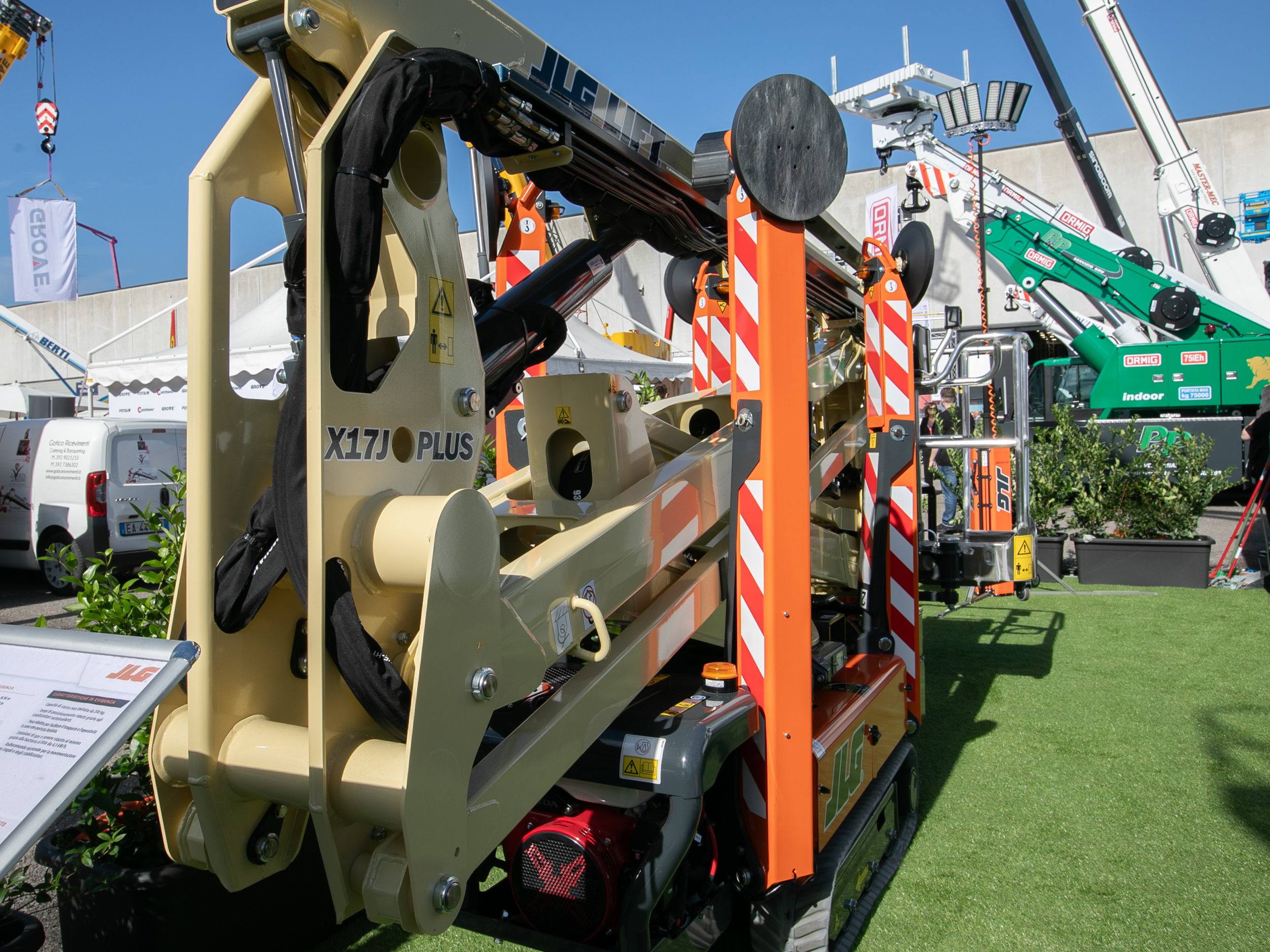 La X17JP è dotata di stabilizzatori autolivellanti e capacità del cestello fino a 230 kg