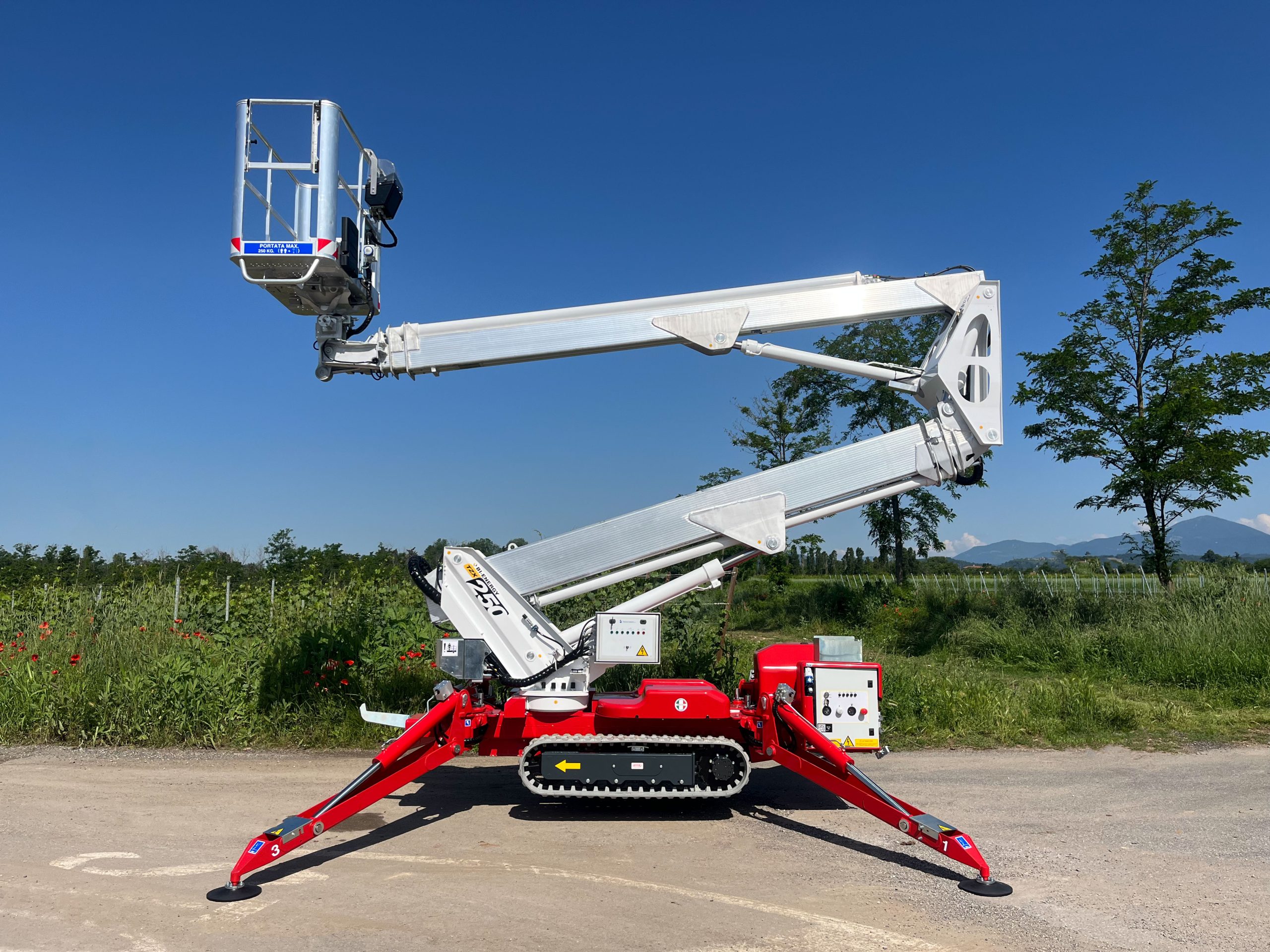 Ragno TZX 250 è disponibile sia con cesta che con verricello