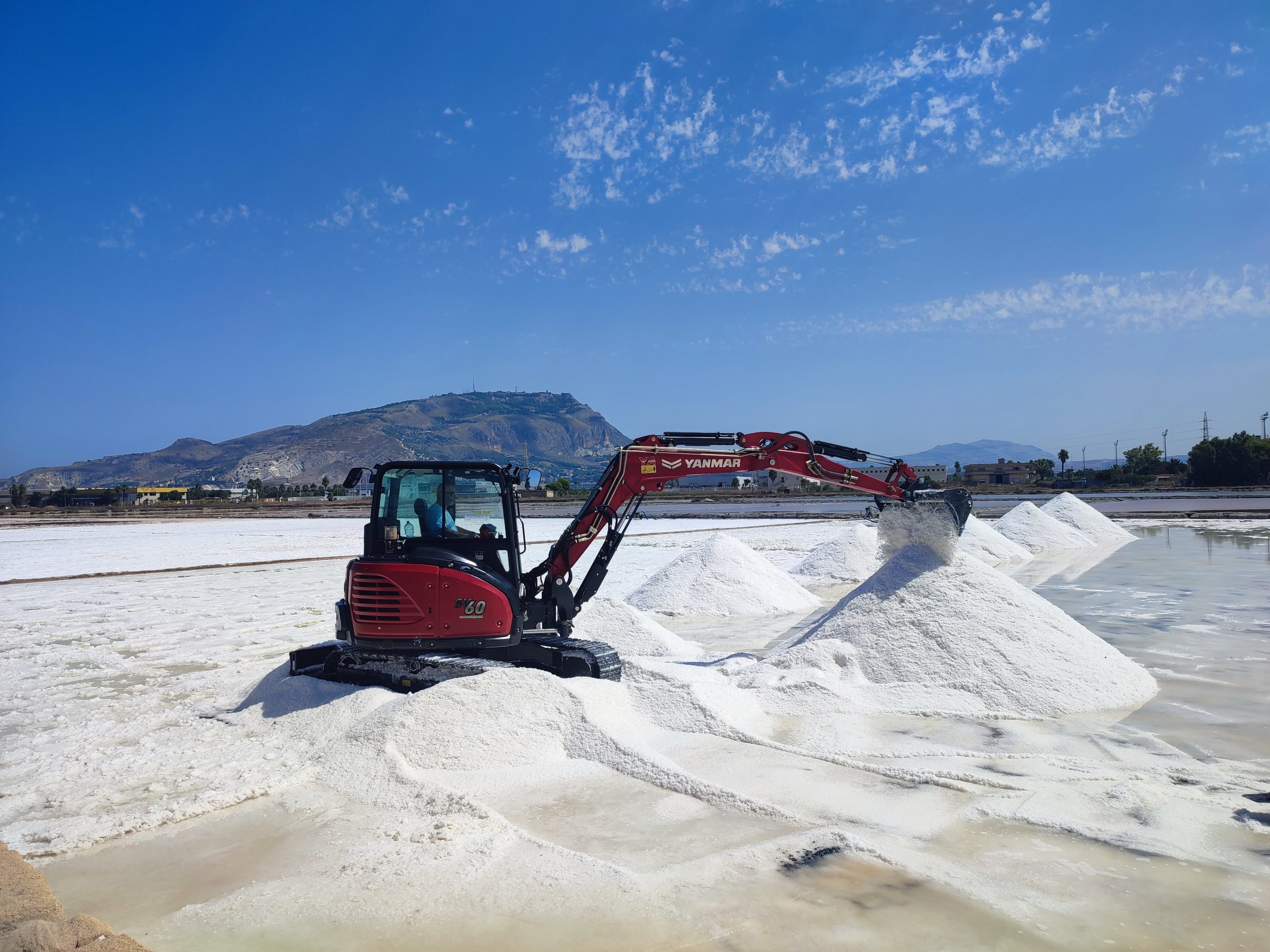 Yanmar approda nelle saline siciliane sostituendosi al tradizionale lavoro manuale.