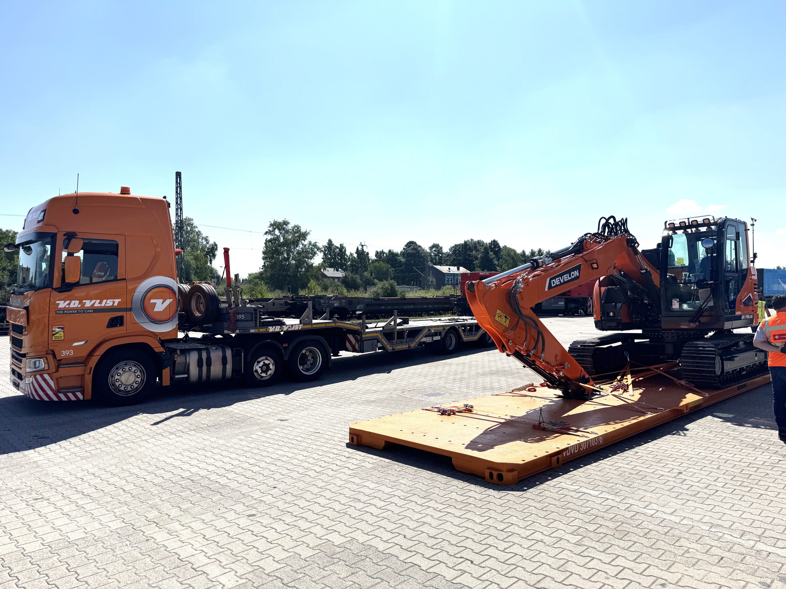 Van der Vlist trasporta il Develon DX140LCR-7 con il nuovo sistema S-Bolster