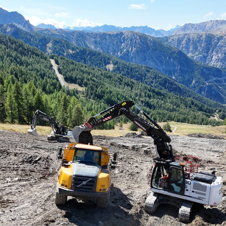 Hidromek ha fornito le due macchine alla Milor Scavi che le utilizza sempre in contesti alpini