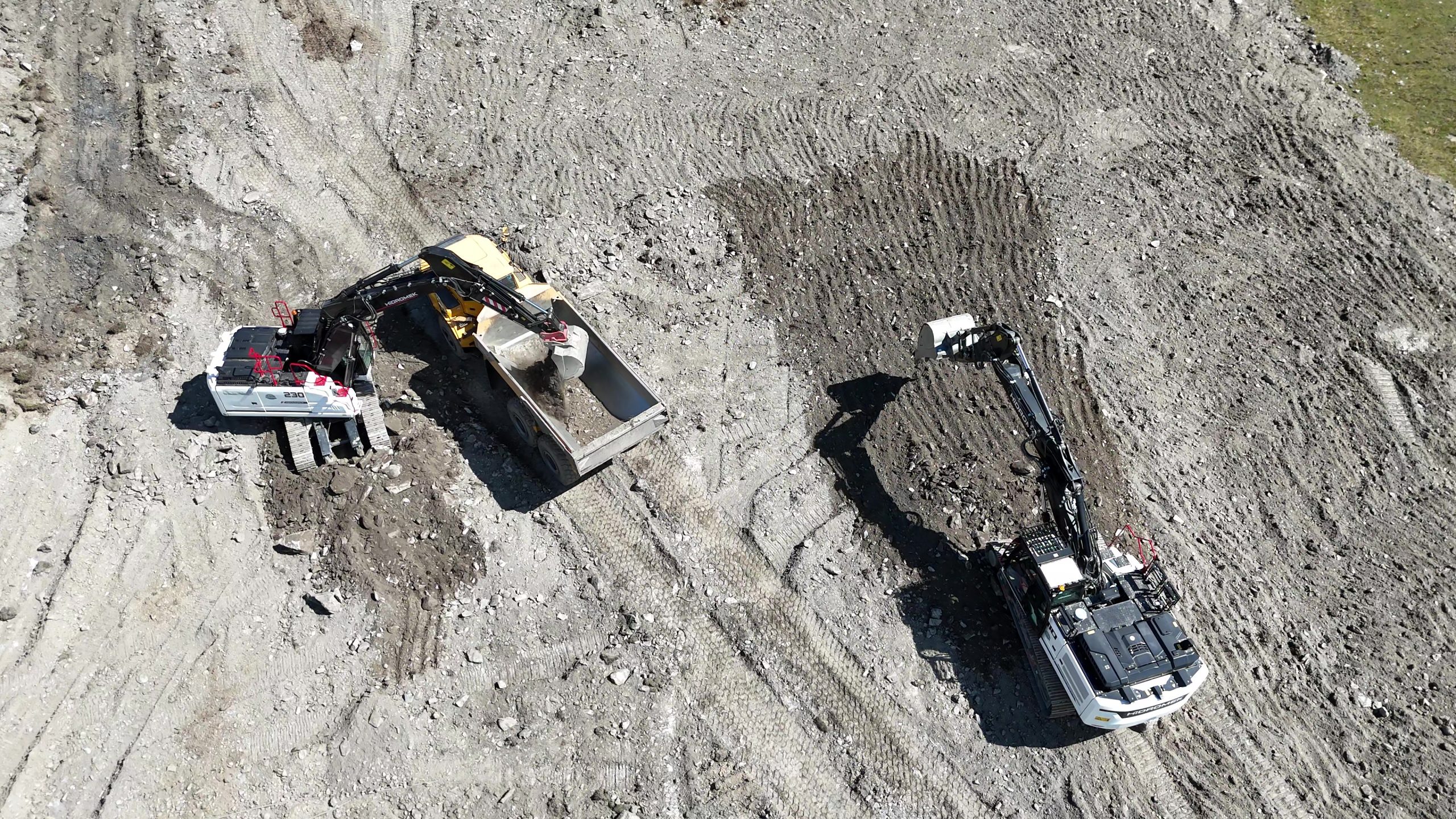 I due mezzi Hidromek hanno lavorato insieme per la costruzione della nuova pista