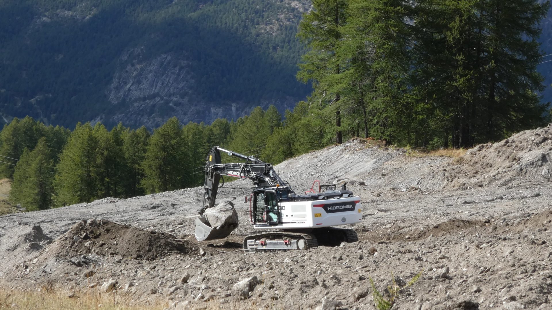 L'escavatore idraulico Hidromek HMK310NLC è un mezzo che pesa oltre 34 tonnellate