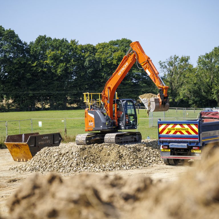 Hitachi ha una forte presenza con il suo ZX135US-7