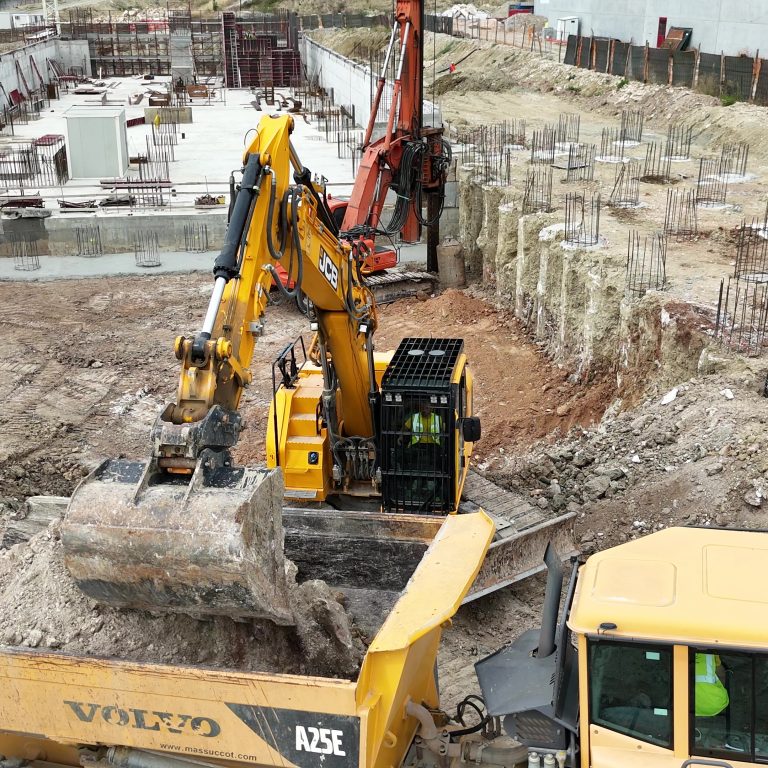 JCB punta ai cantieri complessi con il suo 245XR
