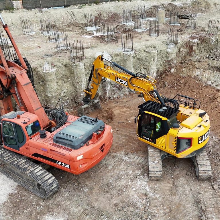 Il JCB 245XR è un escavatore short-radius con carro tre metri ed un peso operativo di circa 30 tonnellate