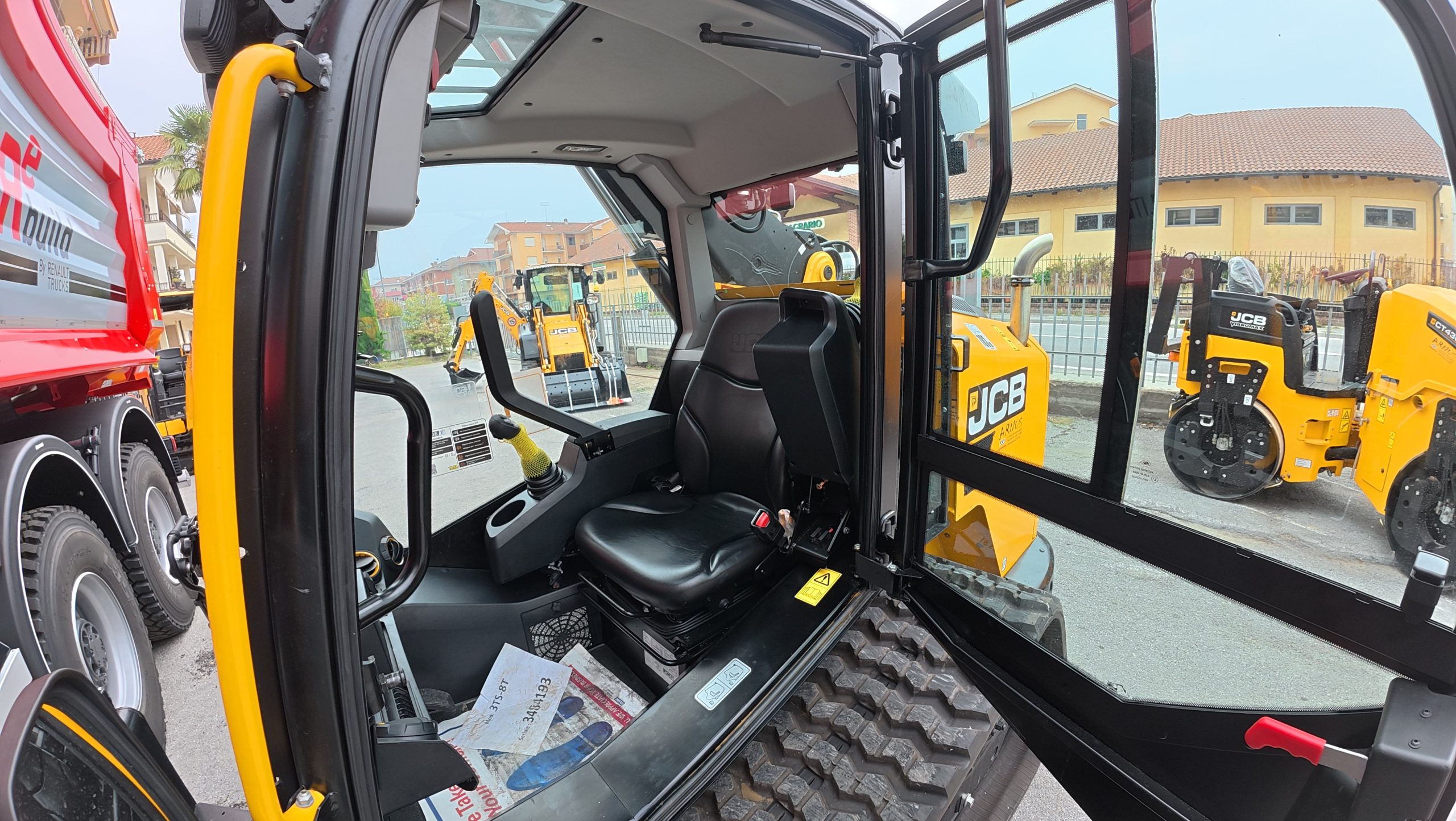 L'accesso laterale delle cabine JCB permette un sensibile aumento della sicurezza