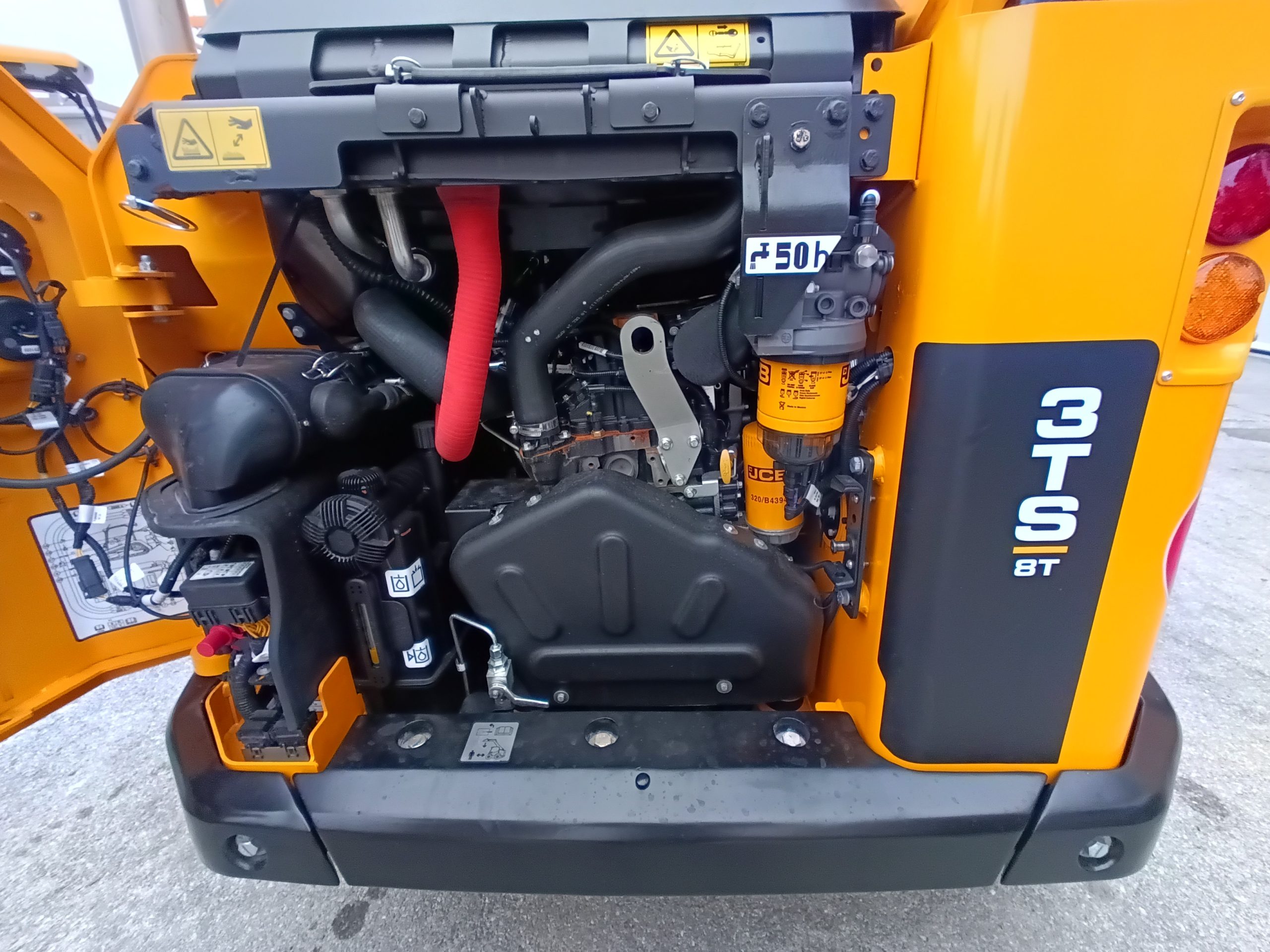 La motorizzazione è la JCB EcoMax nella versione da 3,0 litri e quattro cilindri