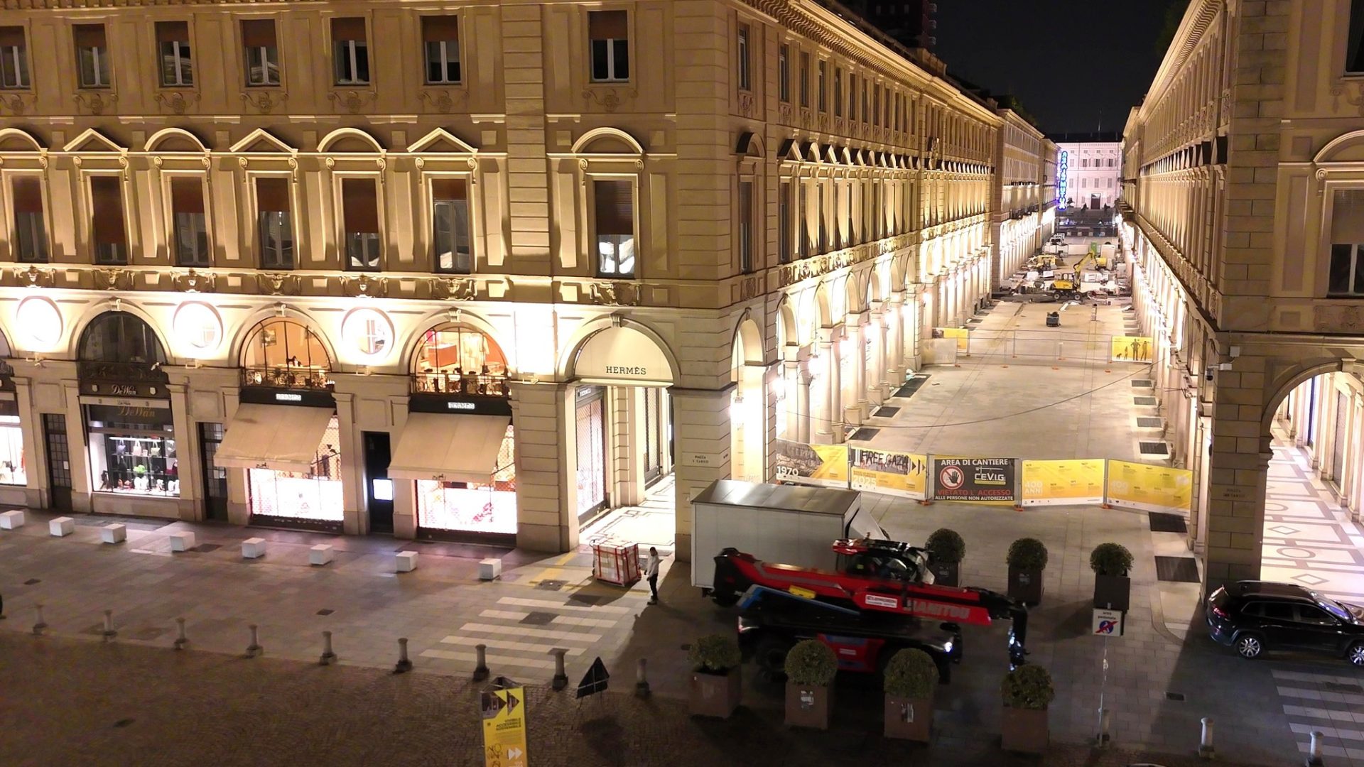L'MRT2660e Vision+ mentre passa nel centro di Torino di prima mattina in pieno silenzio