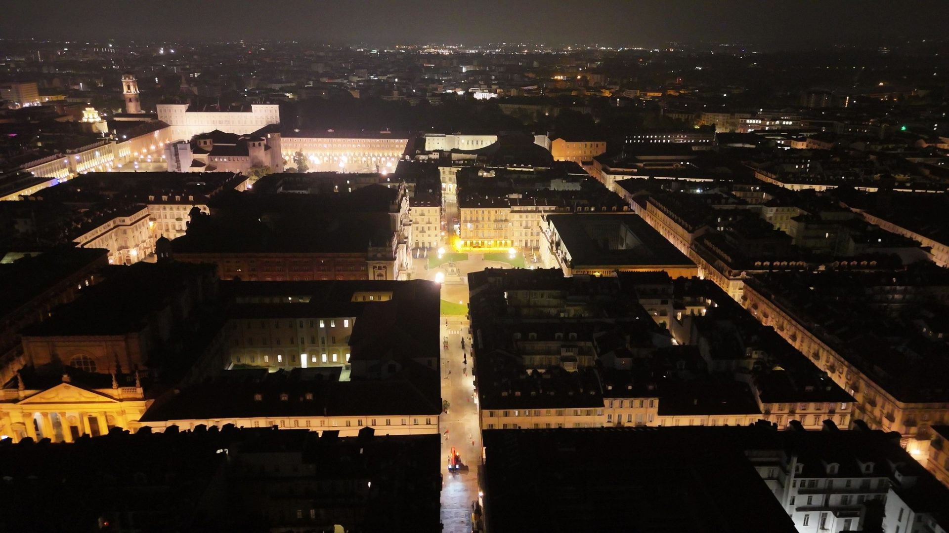 Il Manitou MRT2660e Vision+ nel centro storico di Torino la mattina presto.