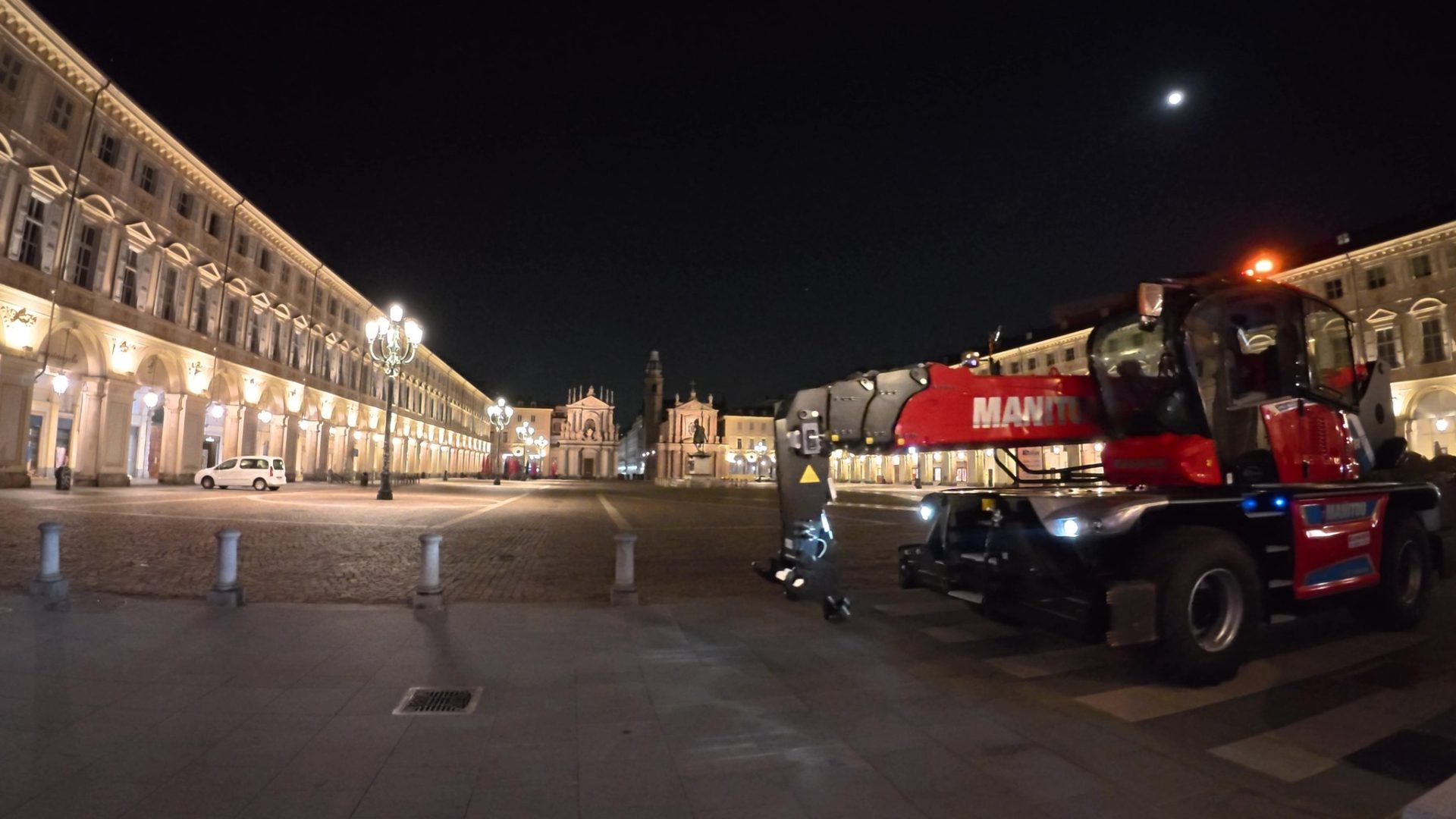 Il Manitou MRT2660e Vision+ mentre passa in Piazza San Carlo