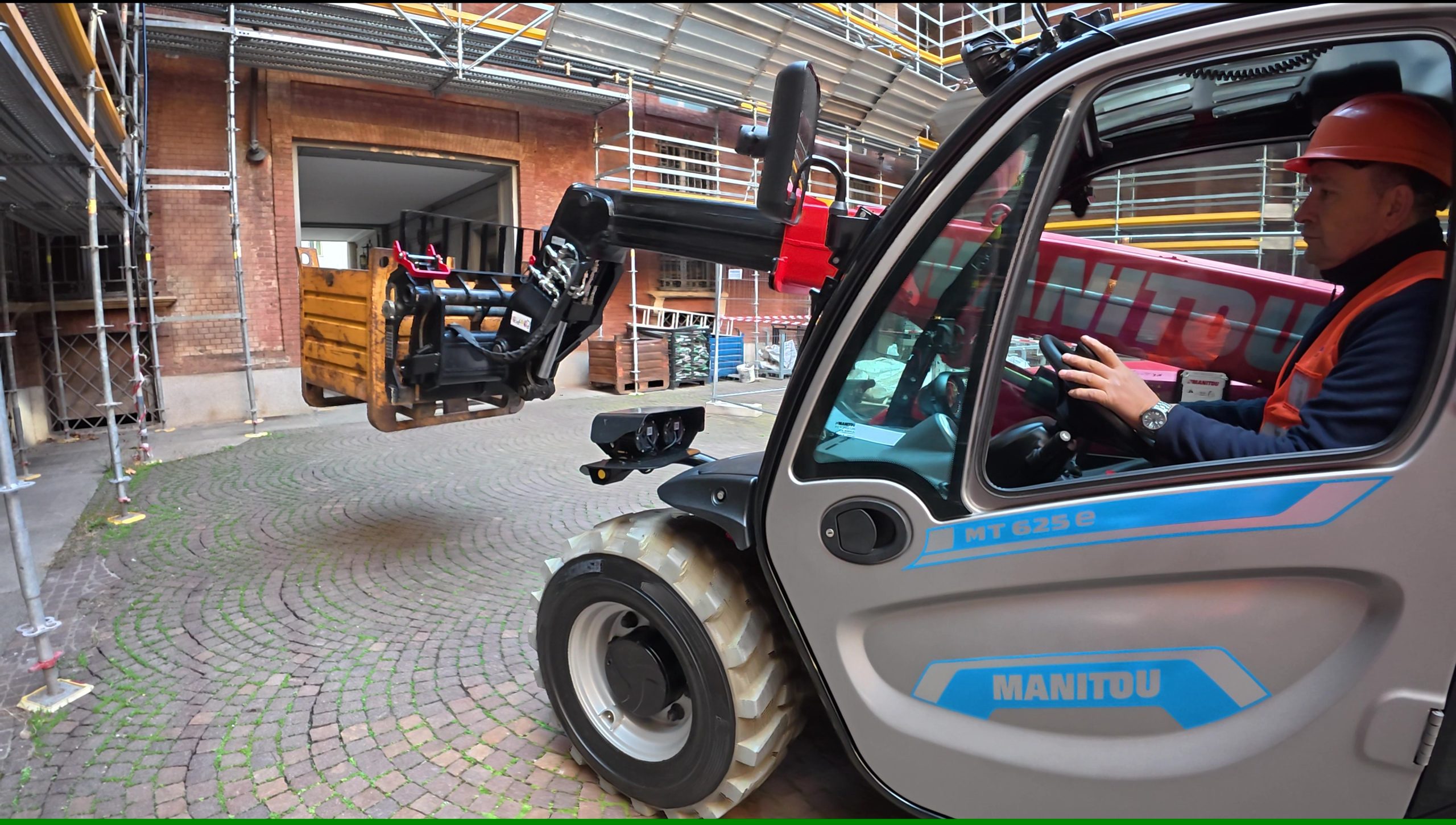 Il Manitou MT625e opera nella logistica del cantiere di SECAP