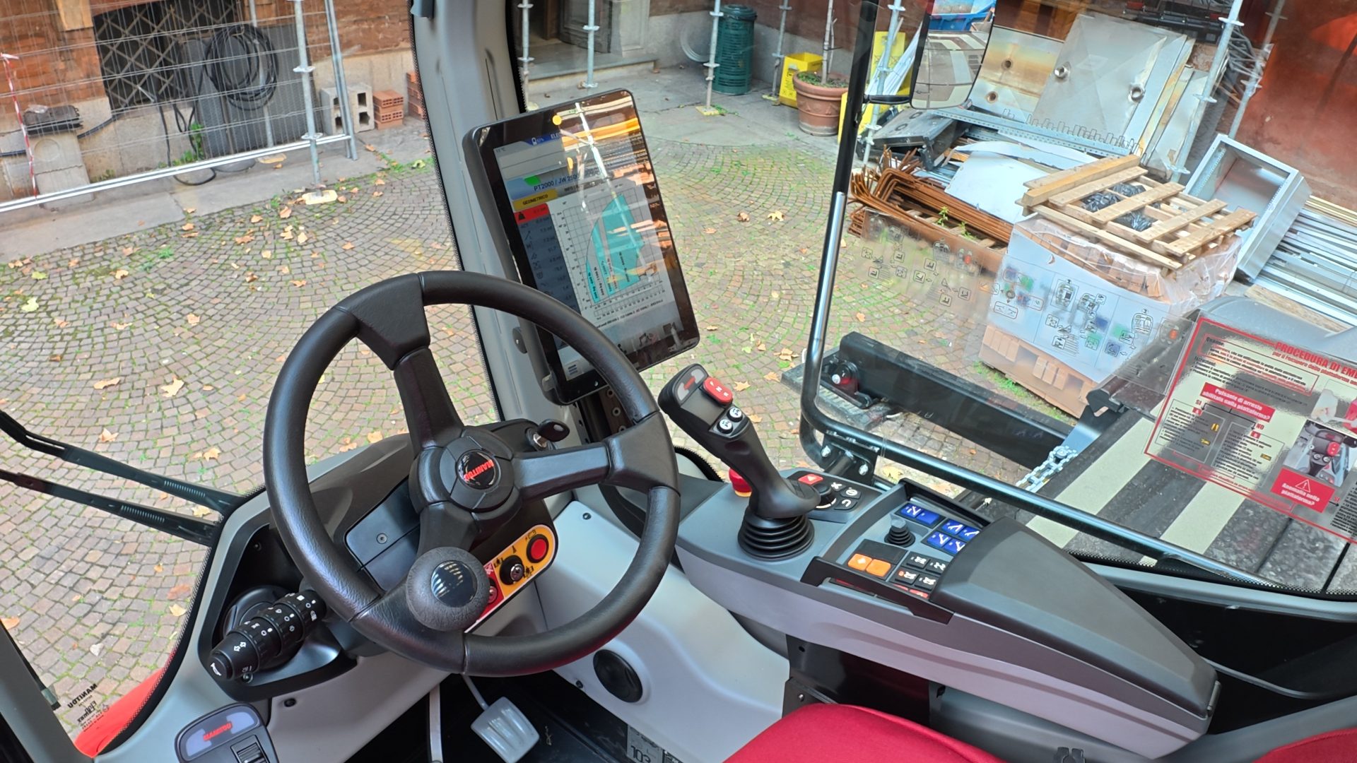 La cabina del Manitou MRT2660e Vision+ offre un comfort superiore