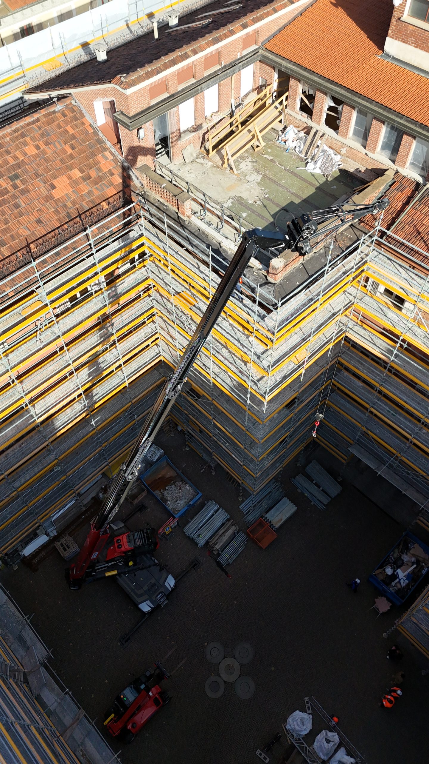 In due telescopici elettrificati di Manitou sono forniti da Longhin