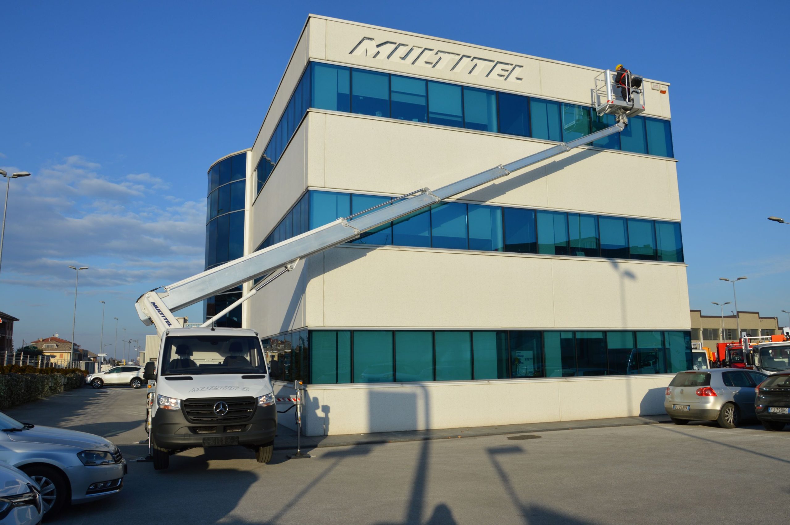 MULTITEL raggiunge i 27 metri con una "patente B" con la MTE 270