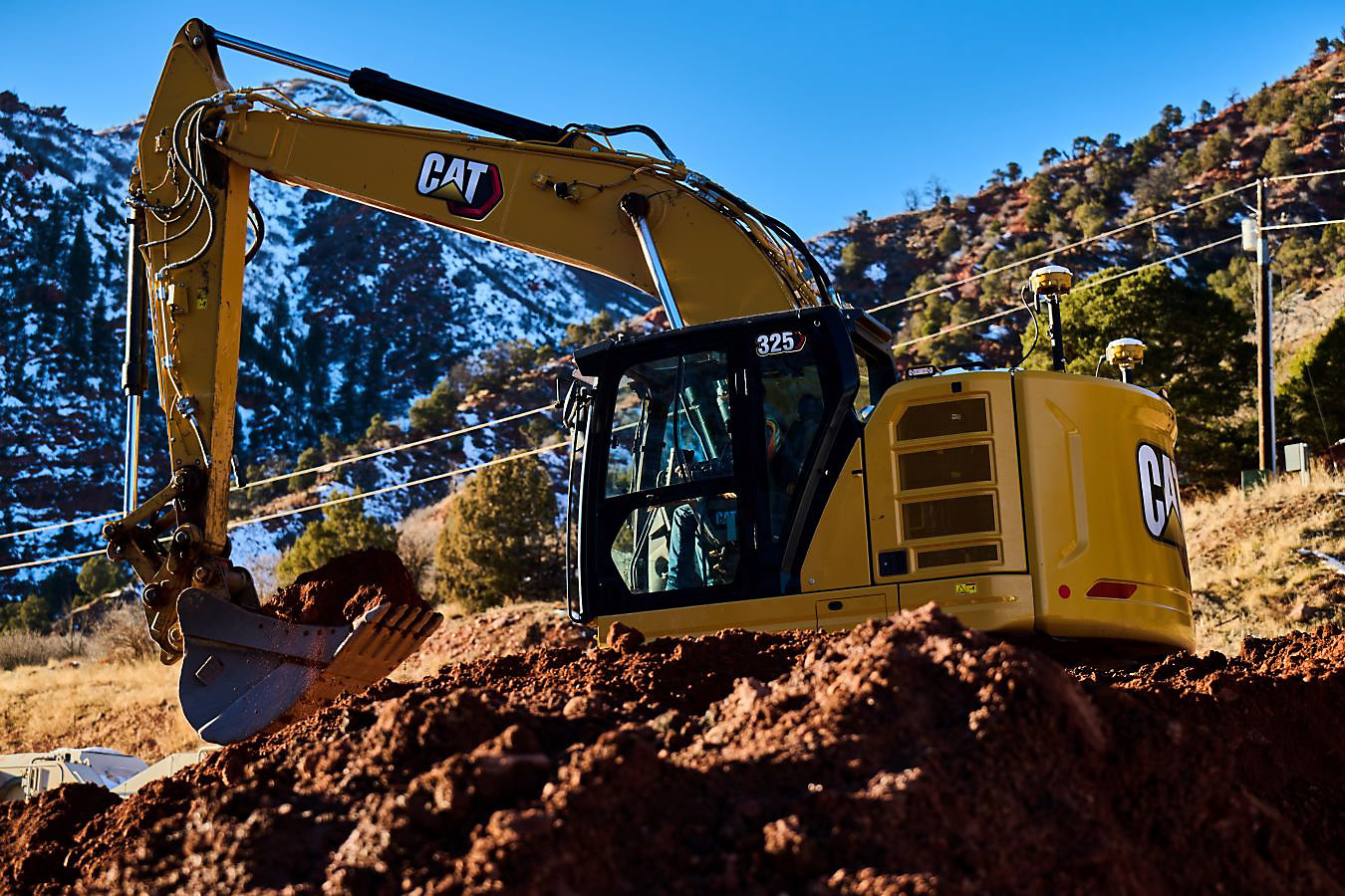 Caterpillar ha appensantito il carro e alleggerito il contrappeso del 325 NG HD