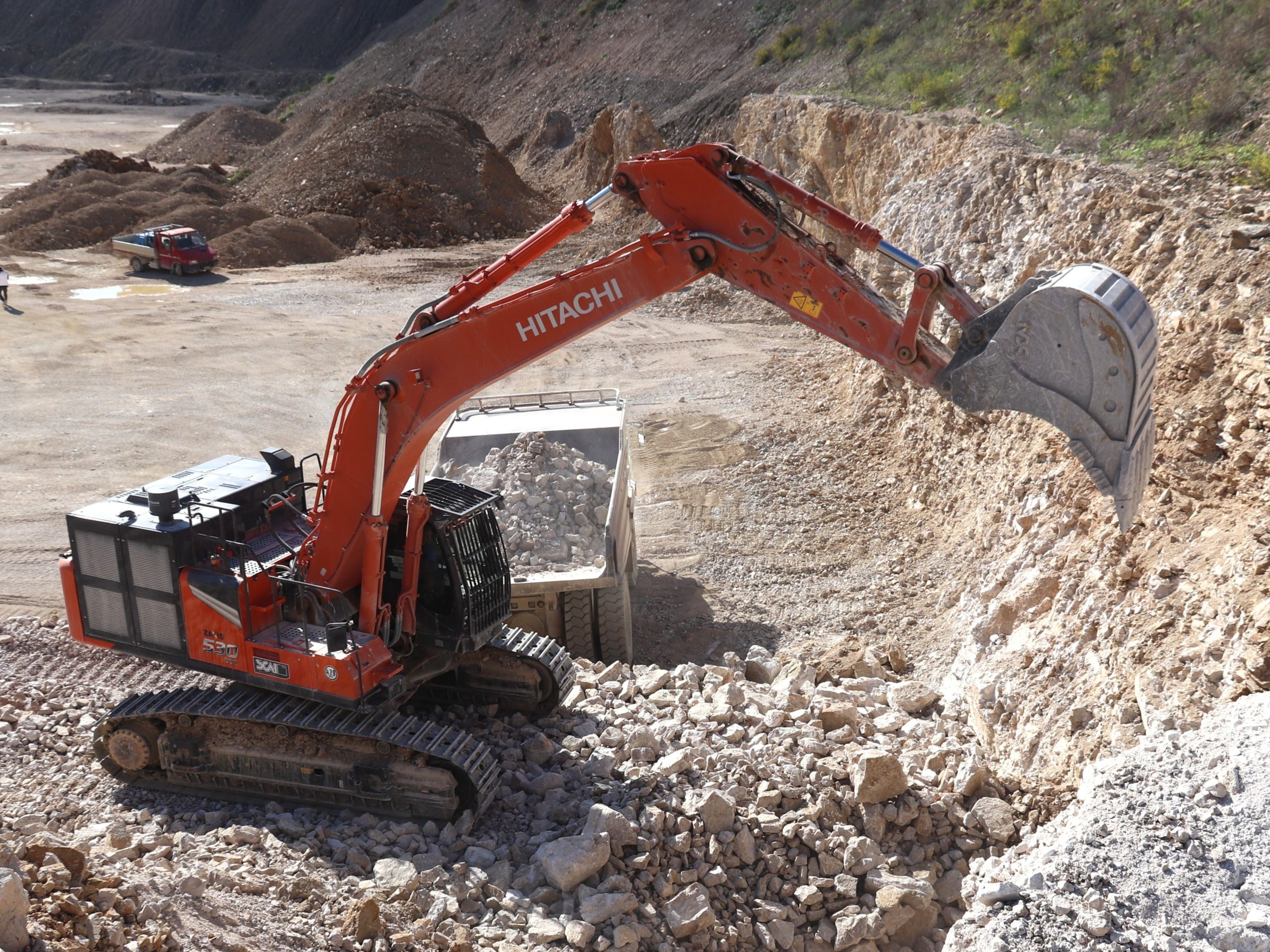 HITACHI costruisce macchine adatte a contesti gravosi