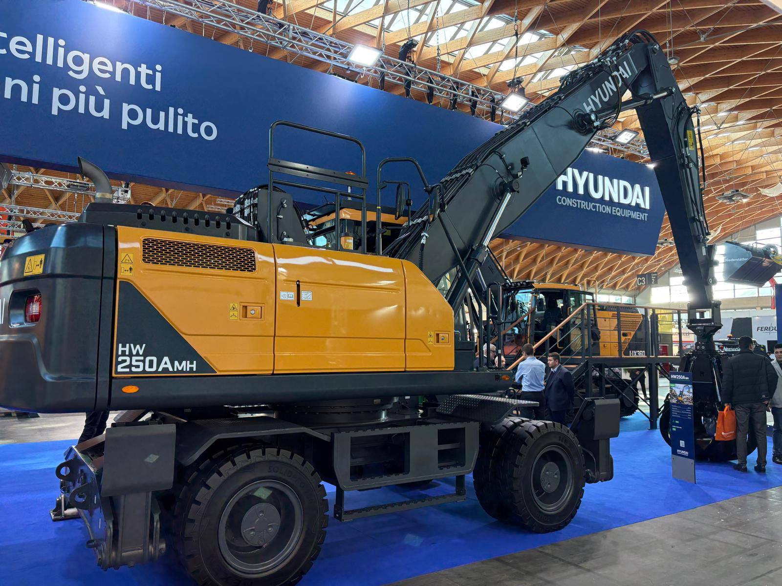 HYUNDAI era presente ad Ecomondo con il material handler HW250A MH