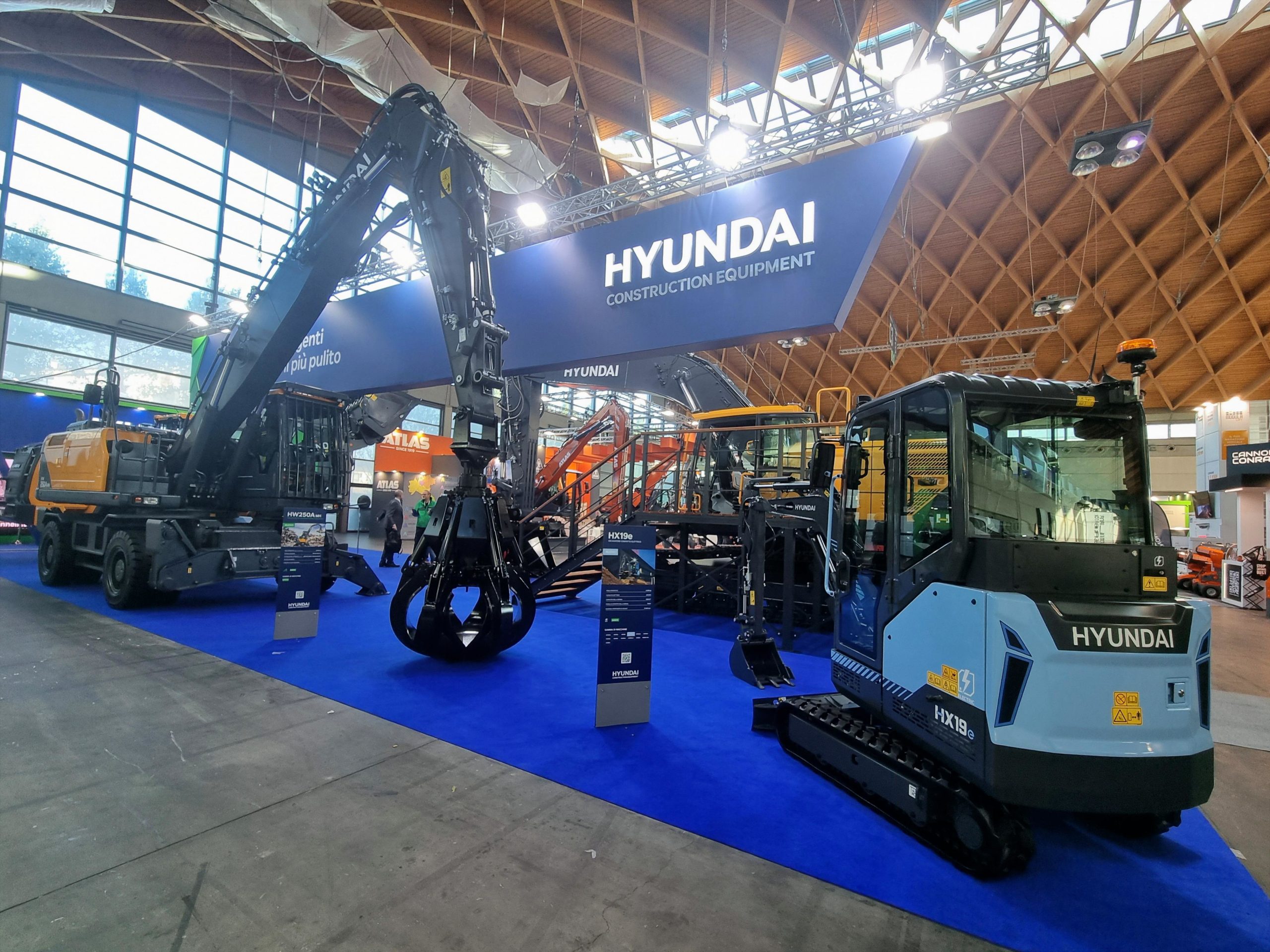 HYUNDAI è presente anche con il miniescavatore elettrificato HX19e