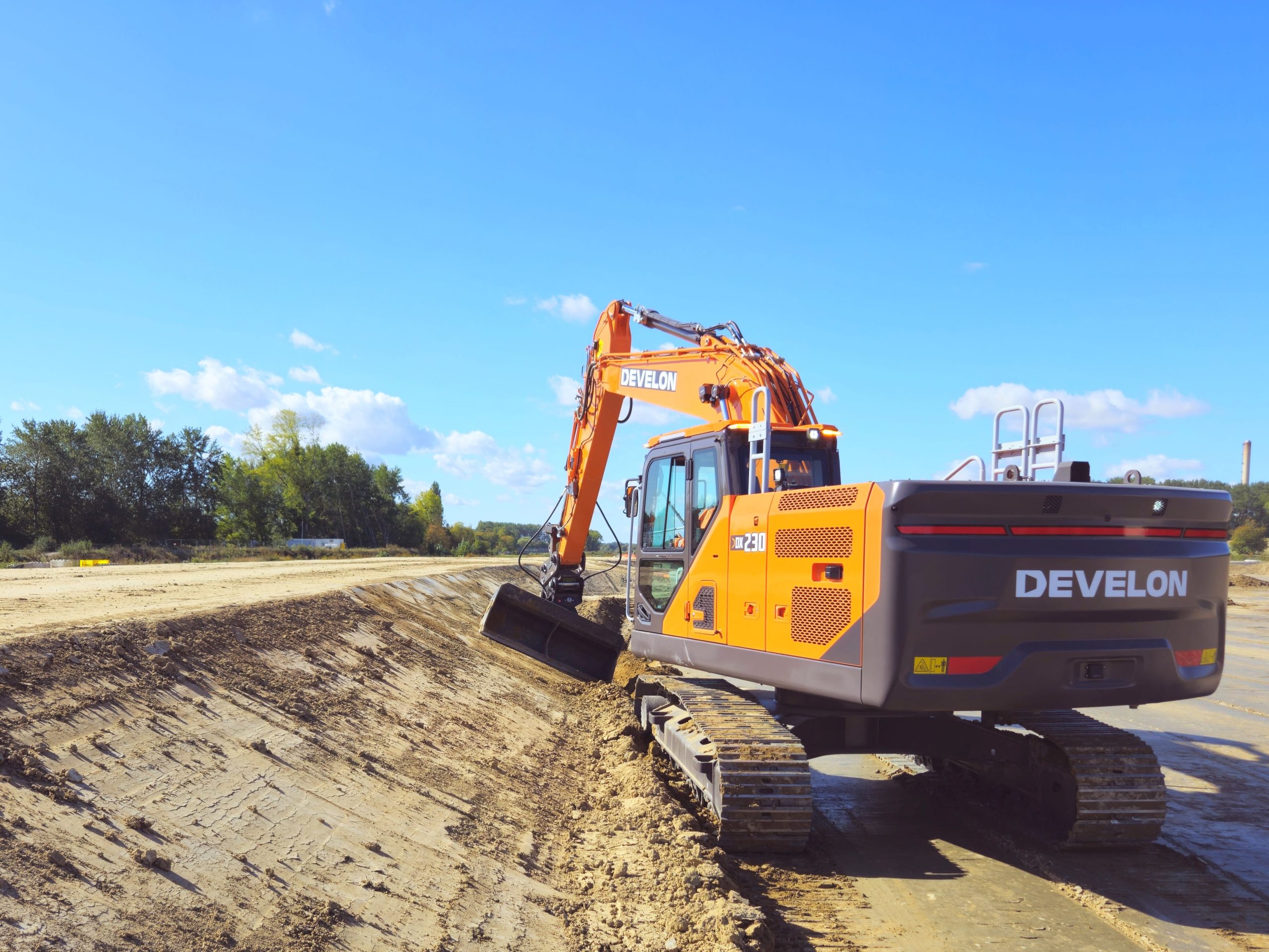 Leica Geosystems e Develon lavorano insieme per la piena integrazione dei sistemi 3D iCON