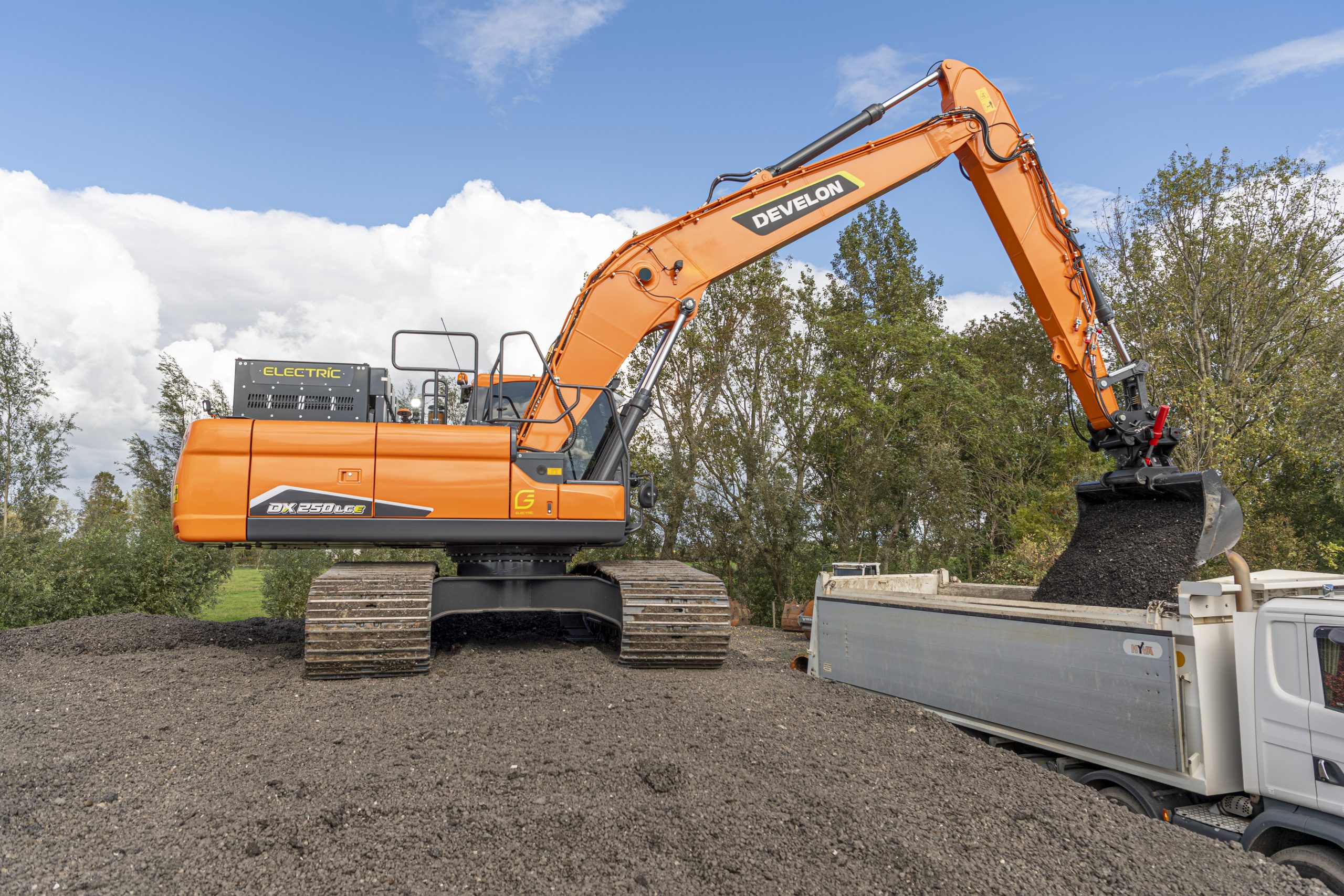DEVELON entra nel mercato degli escavatori elettrificati
