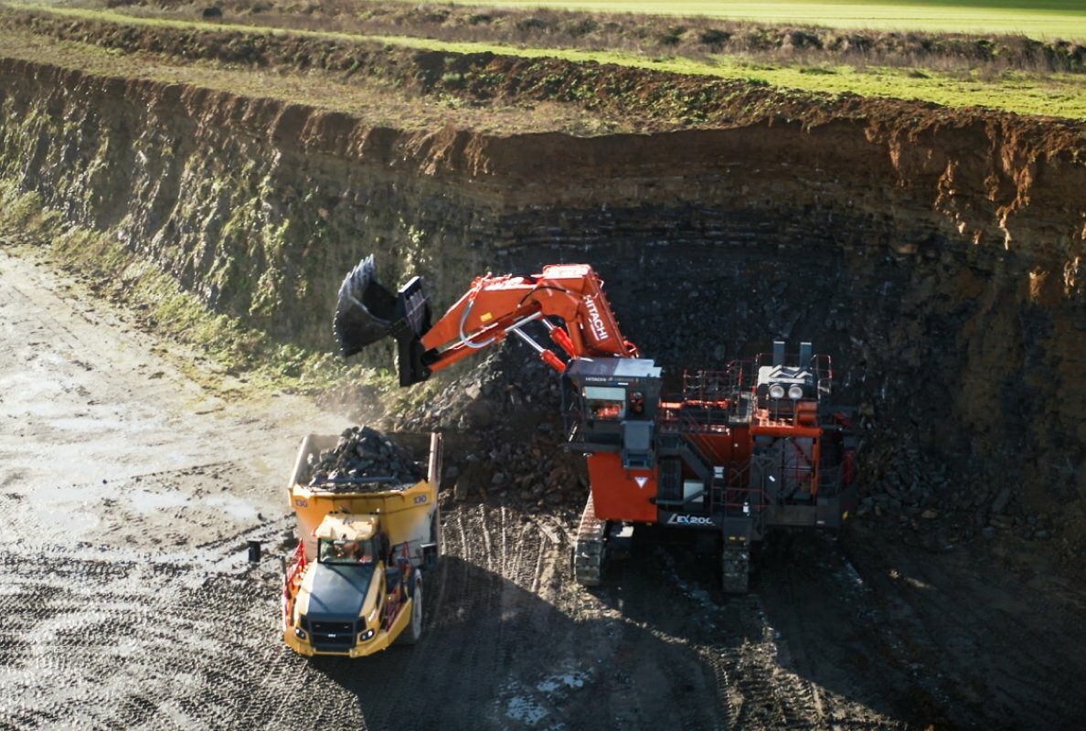 Teramat è il dealer Hitachi che ha consegnato l'EX2000-7