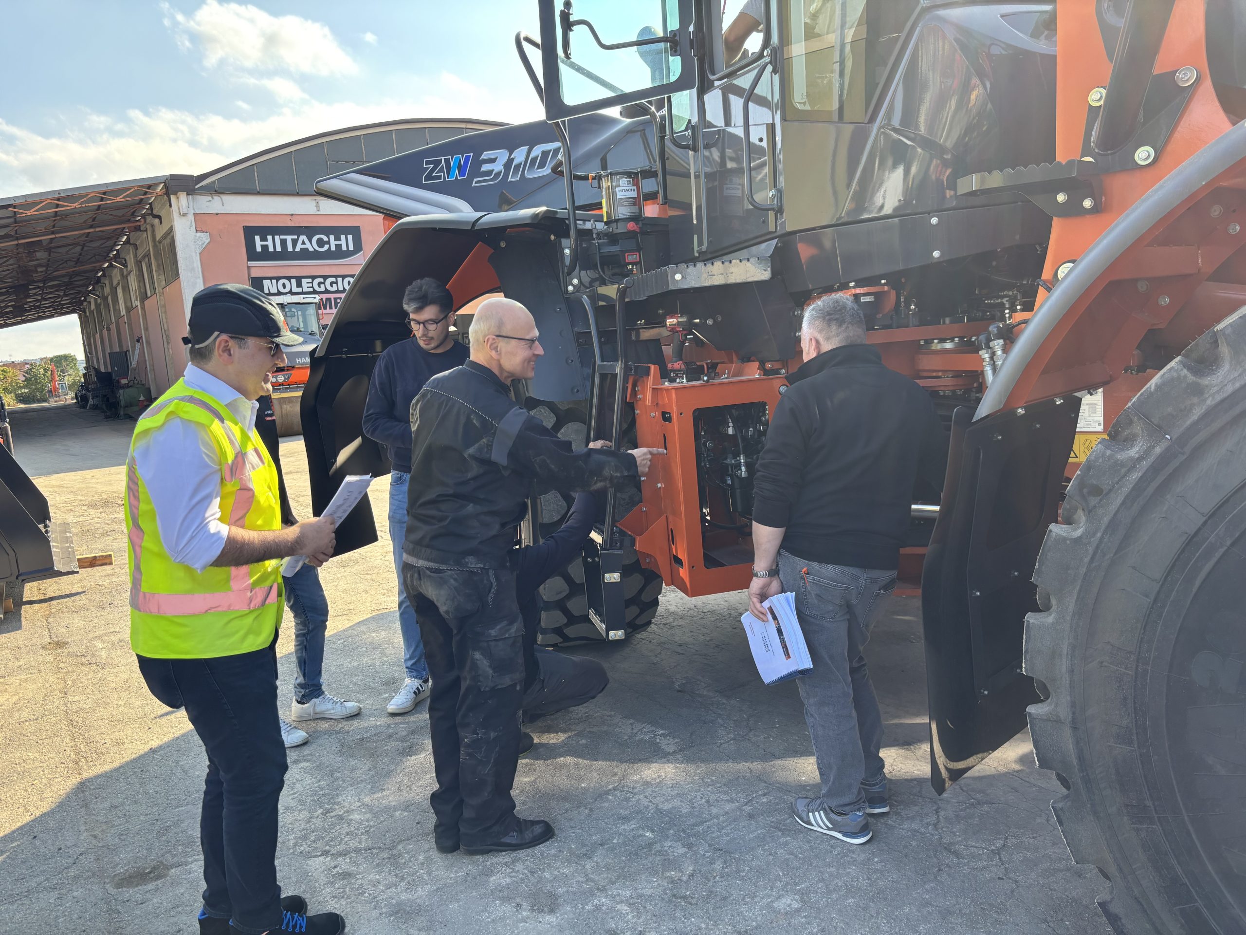 Hitachi sta rafforzando la formazione della rete post-vendita