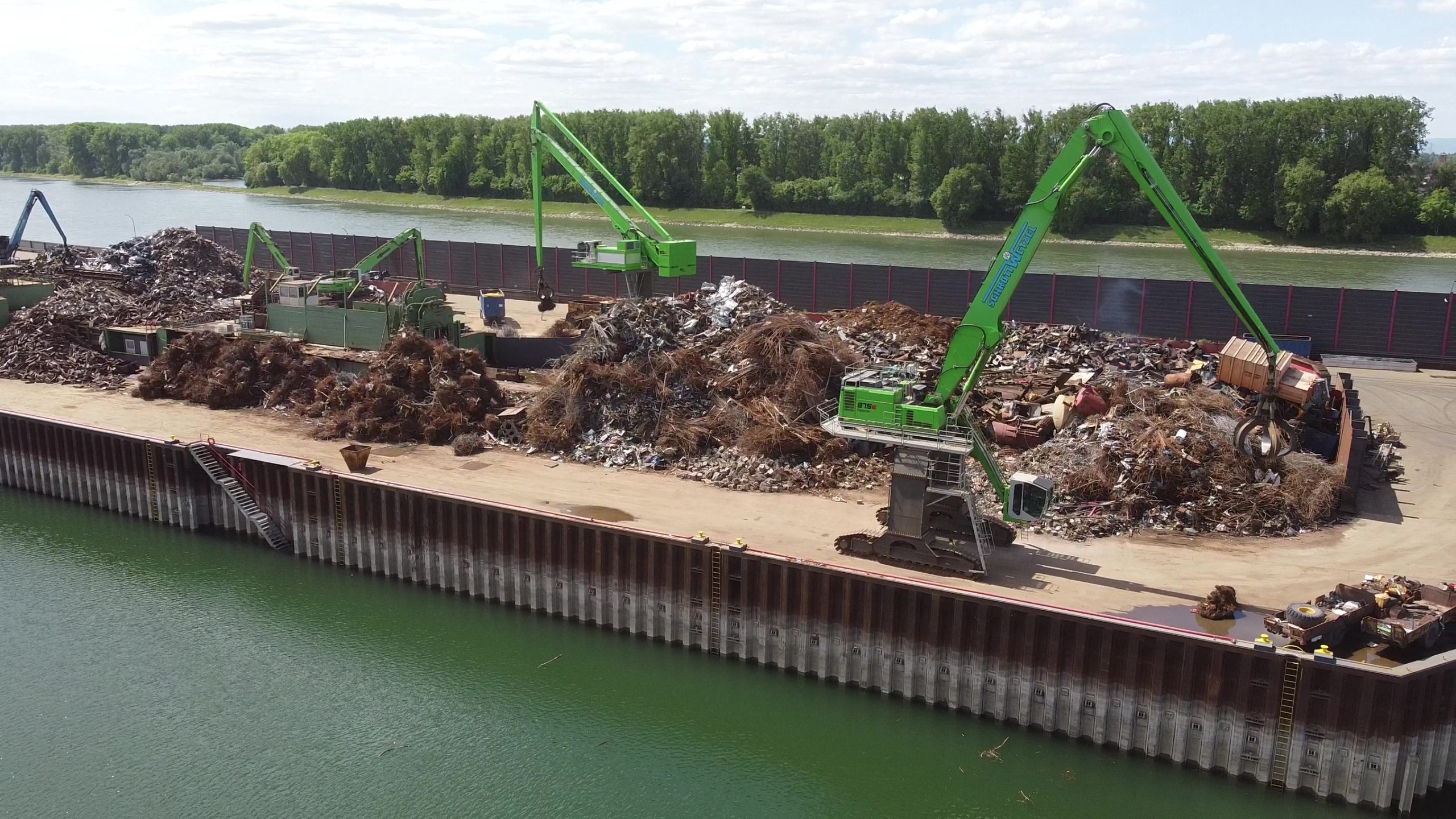 SENNEBOGEN è presente con otto macchine importanti nel parco mezzi della Schrott Wetzel