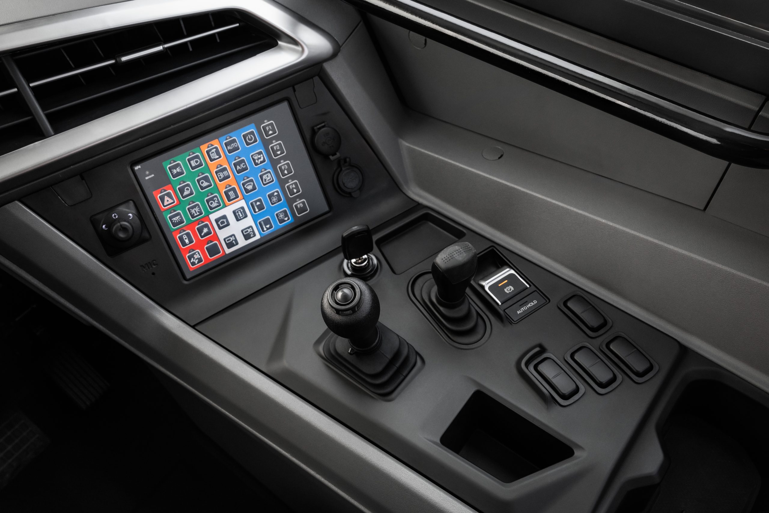 DEVELON ha razionalizzato la disposizione dei comandi sulla plancia dei suoi dumper articolati