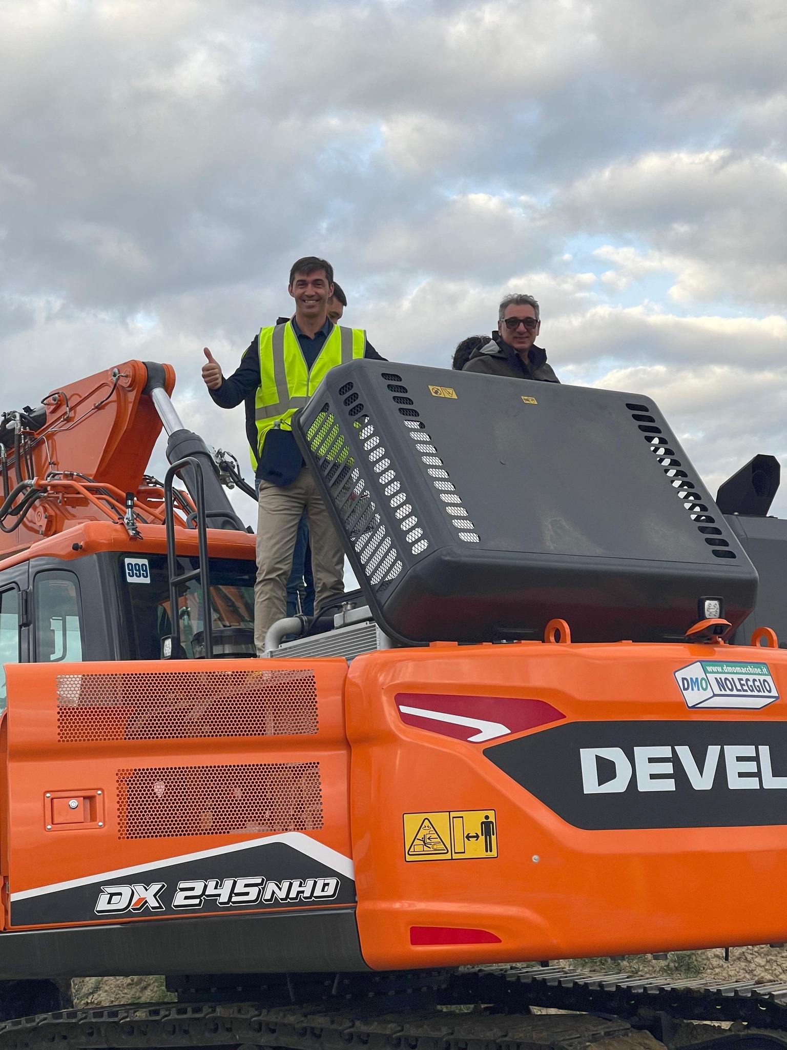 DEVELON si affida a Tecnomacchine e Arimak per ampliare la propria presenza in Toscana