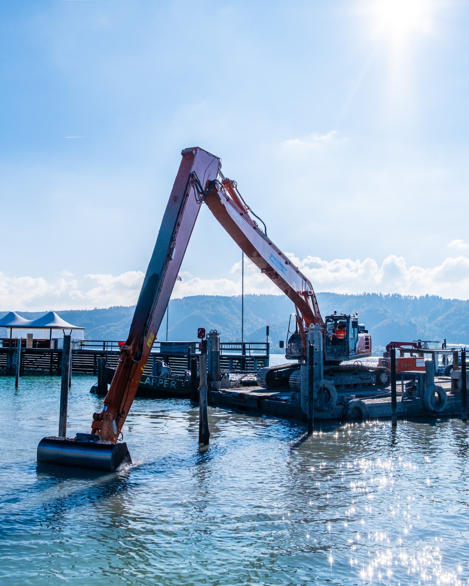 HITACHI ha una gamma completa di escavatori Super Long Front