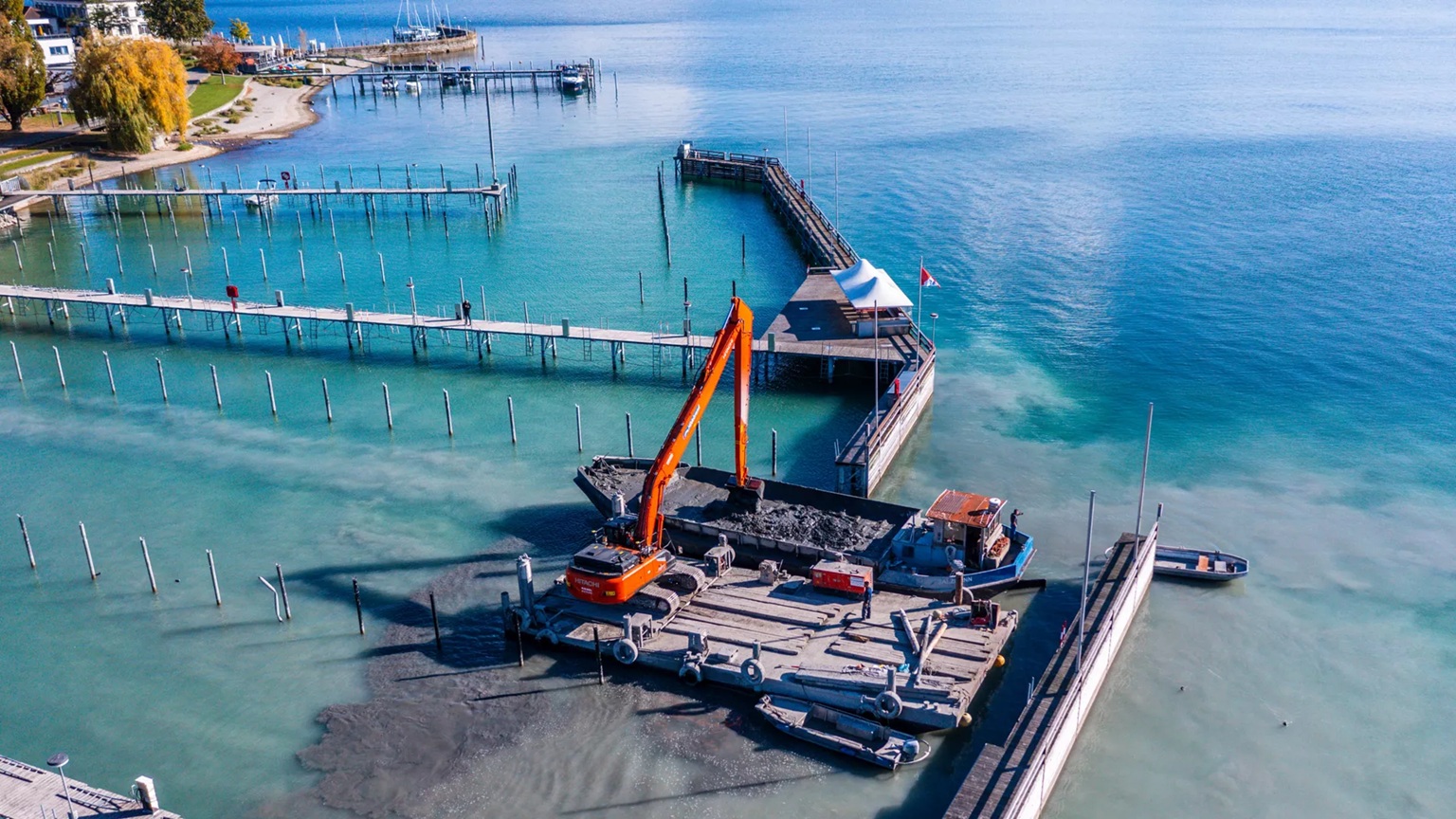 Hitachi ha fornito lo ZX350LC-7 SLF con cui si stanno dragando i porti del Lago di Costanza